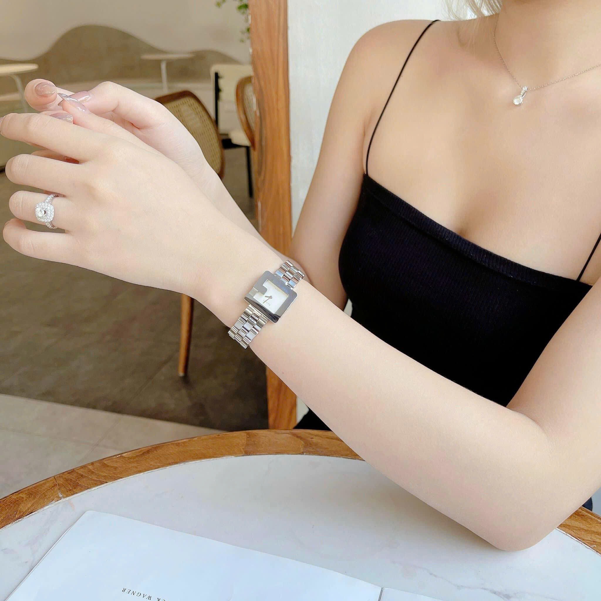Đồng Hồ Gucci G-Watch |Nữ Giới |Mặt Vuông |Dây Kim Loại Silver |Máy Pin (Quartz) |Size 23x21mm |donghogiatot.vn