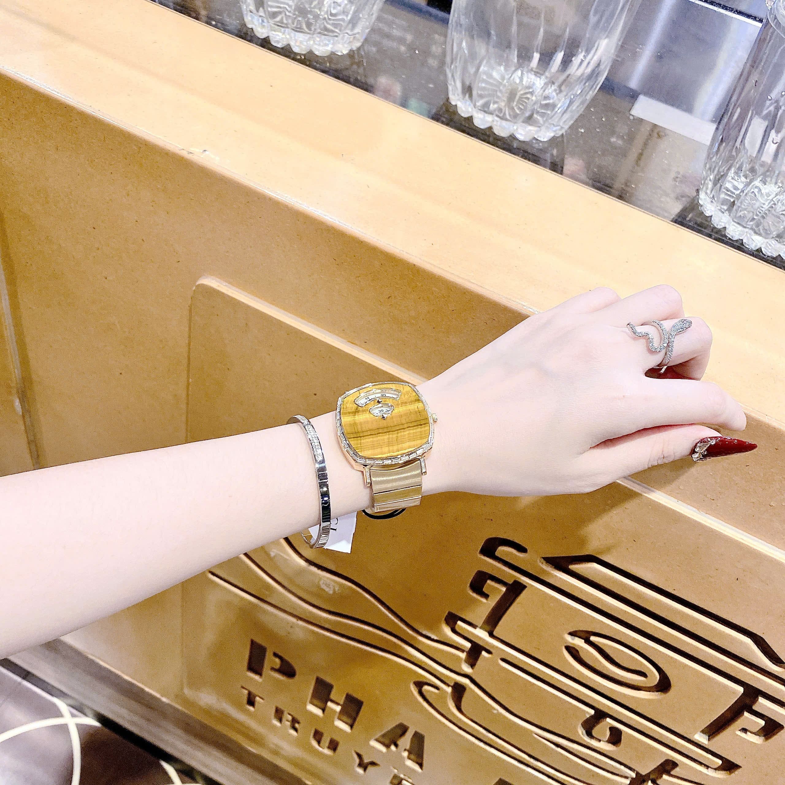 Đồng Hồ Gucci Grip |Nữ |Mặt Vuông Mạ Vàng |Đính Đá |Dây Kim Loại Vàng Gold |Máy Pin (Quartz) |Size 36mm |donghogiatot.vn
