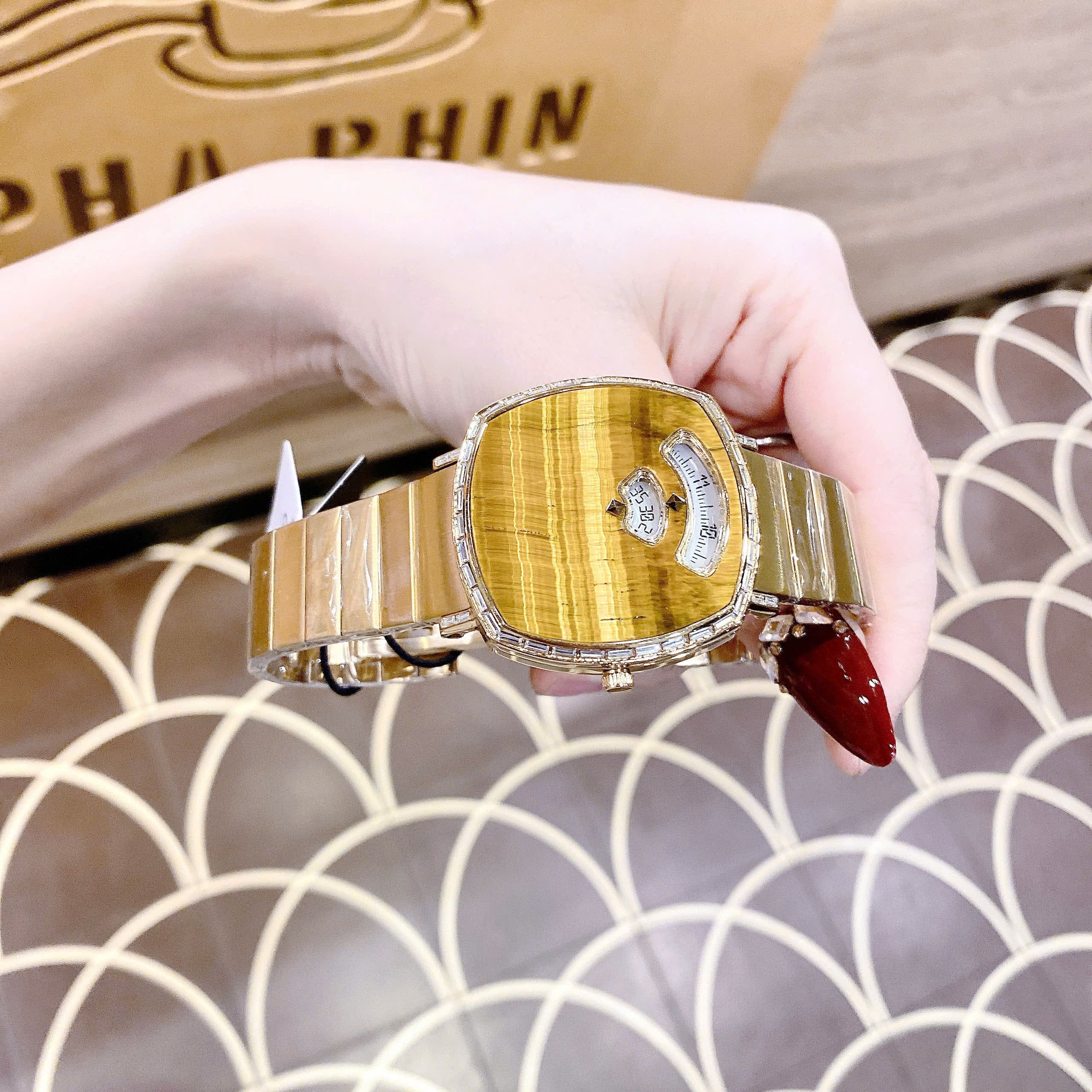 Đồng Hồ Gucci Grip |Nữ |Mặt Vuông Mạ Vàng |Đính Đá |Dây Kim Loại Vàng Gold |Máy Pin (Quartz) |Size 36mm |donghogiatot.vn