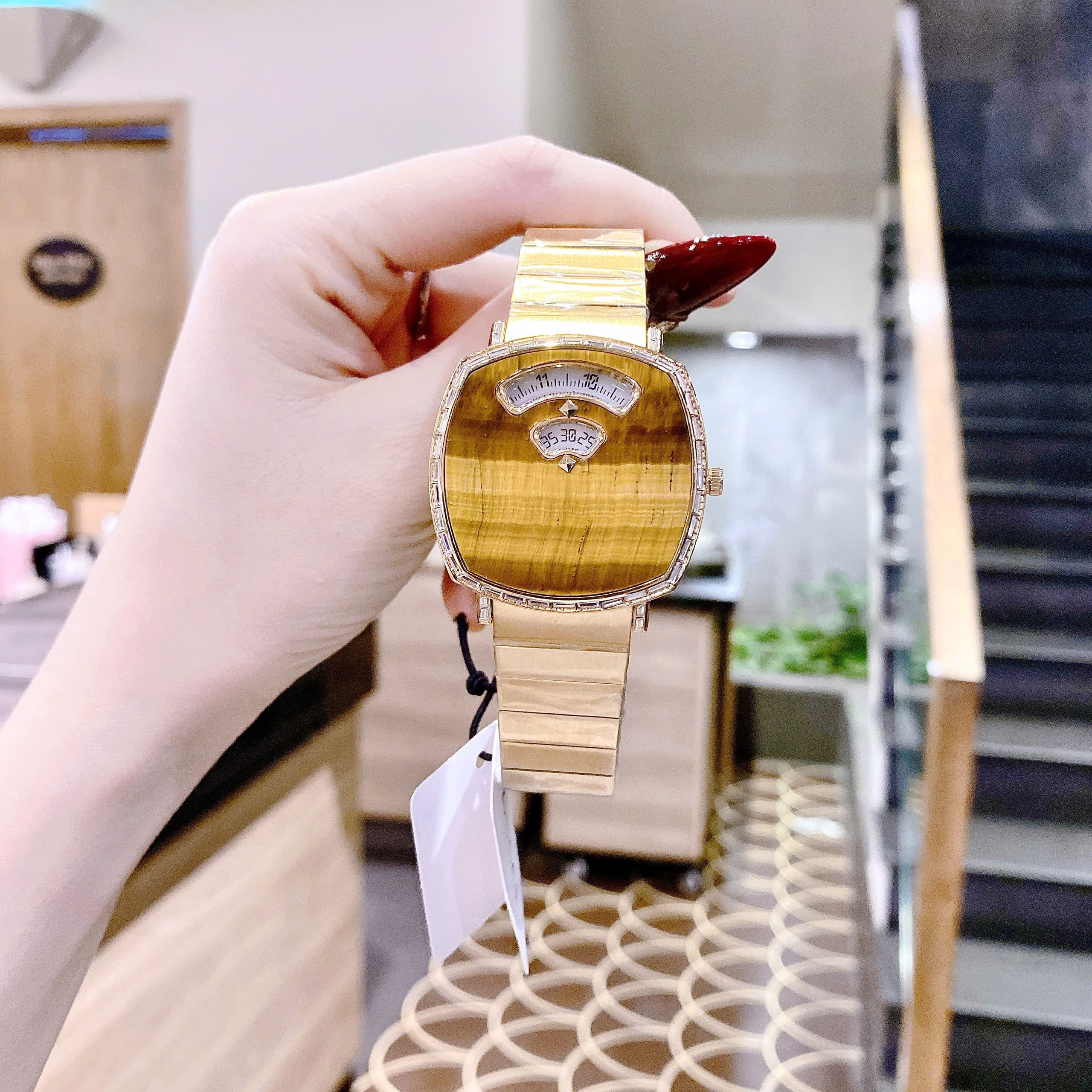 Đồng Hồ Gucci Grip |Nữ |Mặt Vuông Mạ Vàng |Đính Đá |Dây Kim Loại Vàng Gold |Máy Pin (Quartz) |Size 36mm |donghogiatot.vn