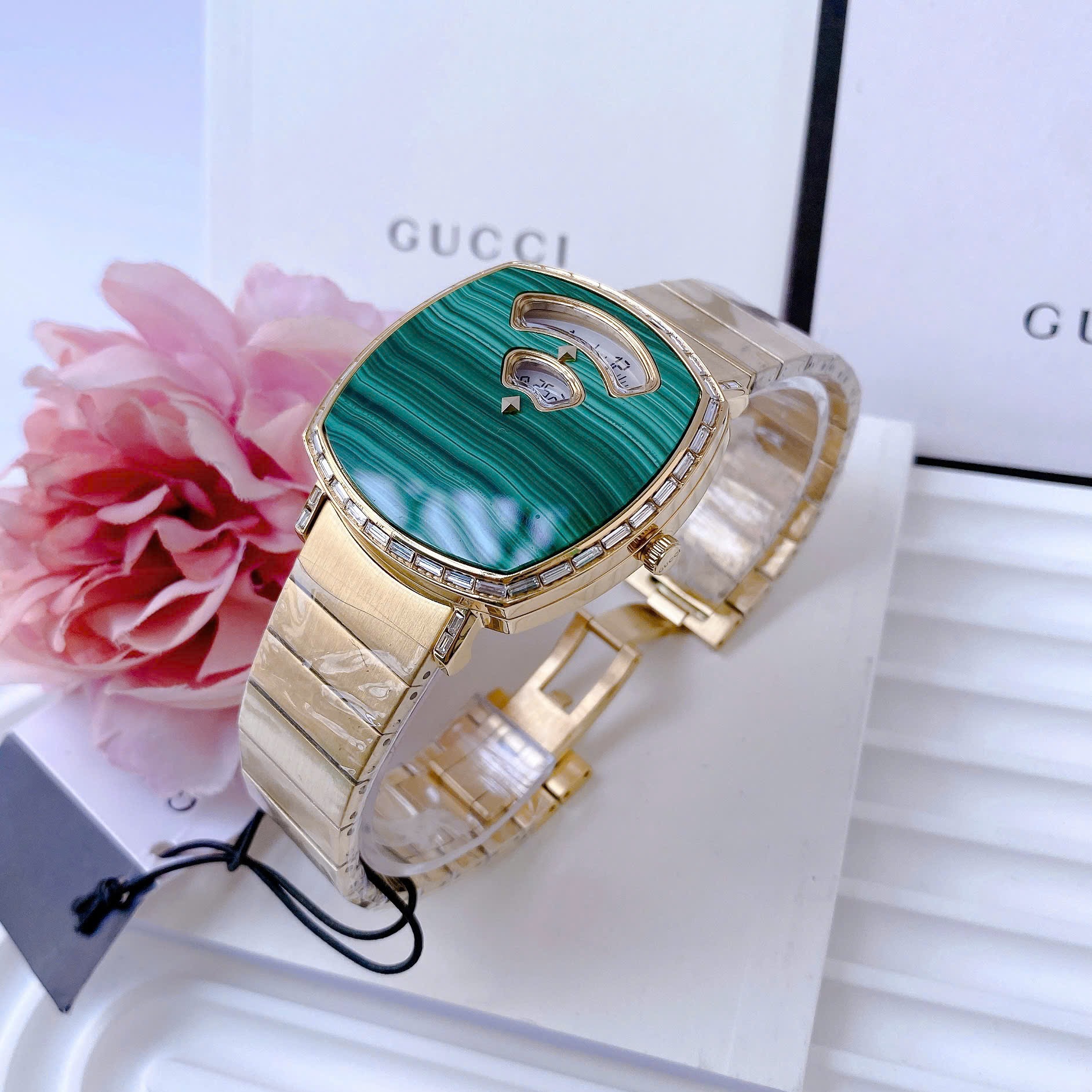 Đồng Hồ Gucci Grip |Nữ |Mặt Vuông Xanh Lá |Đính Đá |Dây Kim Loại Vàng Gold |Máy Pin (Quartz) |Size 36mm |donghogiatot.vn