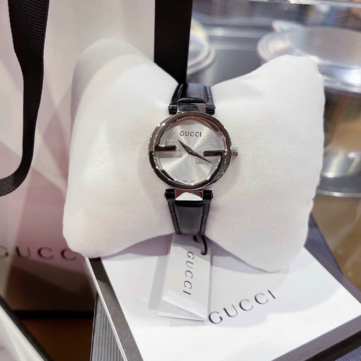 Đồng Hồ Gucci Interlocking |Nữ Giới |Mặt Trắng |Dây Da Đen |Máy Pin (Quartz) |Size 29mm |donghogiatot.vn