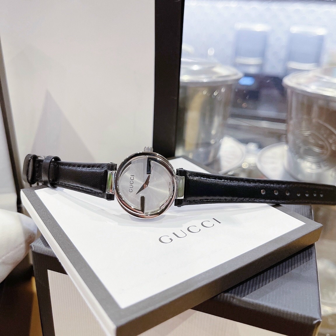 Đồng Hồ Gucci Interlocking |Nữ Giới |Mặt Trắng |Dây Da Đen |Máy Pin (Quartz) |Size 29mm |donghogiatot.vn