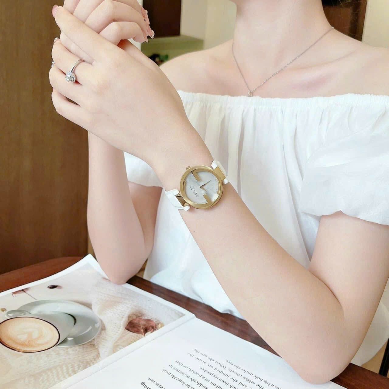 Đồng Hồ Gucci Interlocking |Nữ Giới |Vàng Gold |Dây Da Trắng |Máy Pin (Quartz) |Size 36mm |donghogiatot.vn