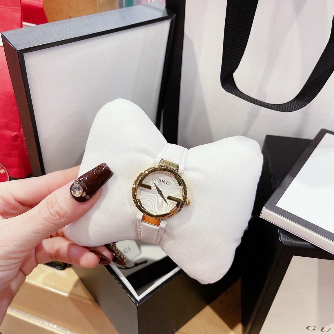 Đồng Hồ Gucci Interlocking |Nữ Giới |Vàng Gold |Dây Da Màu Trắng |Máy Pin (Quartz) |Size 29mm |donghogiatot.vn