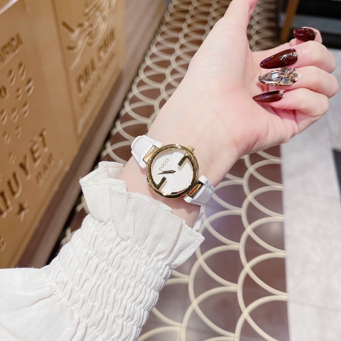 Đồng Hồ Gucci Interlocking |Nữ Giới |Vàng Gold |Dây Da Màu Trắng |Máy Pin (Quartz) |Size 29mm |donghogiatot.vn