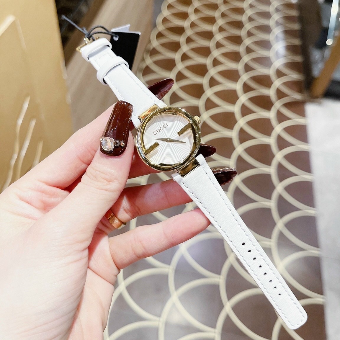 Đồng Hồ Gucci Interlocking |Nữ Giới |Vàng Gold |Dây Da Màu Trắng |Máy Pin (Quartz) |Size 29mm |donghogiatot.vn