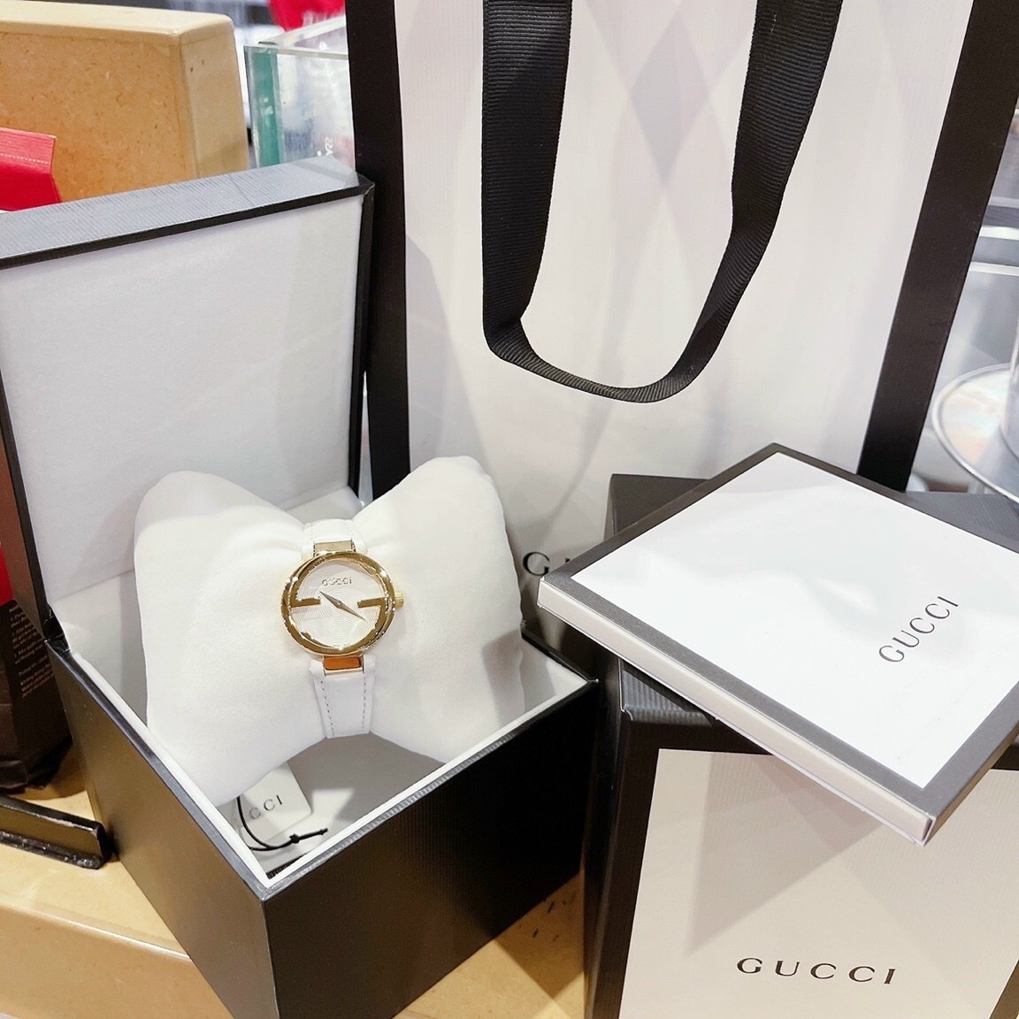 Đồng Hồ Gucci Interlocking |Nữ Giới |Vàng Gold |Dây Da Màu Trắng |Máy Pin (Quartz) |Size 29mm |donghogiatot.vn