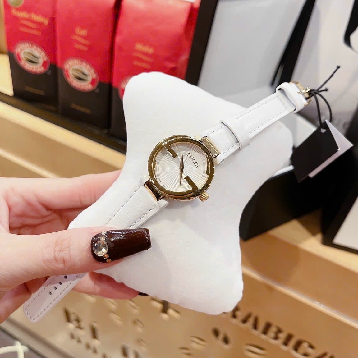 Đồng Hồ Gucci Interlocking |Nữ Giới |Vàng Gold |Dây Da Màu Trắng |Máy Pin (Quartz) |Size 29mm |donghogiatot.vn