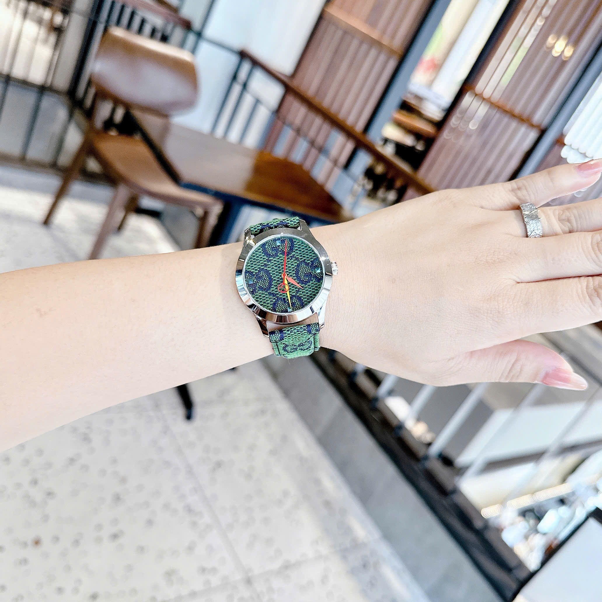 Đồng Hồ Gucci Multicolor G-Timeless |Nữ Giới |Mặt Tròn |Dây Da Xanh Lá |Máy Pin (Quartz) |Size 38mm |donghogiatot.vn