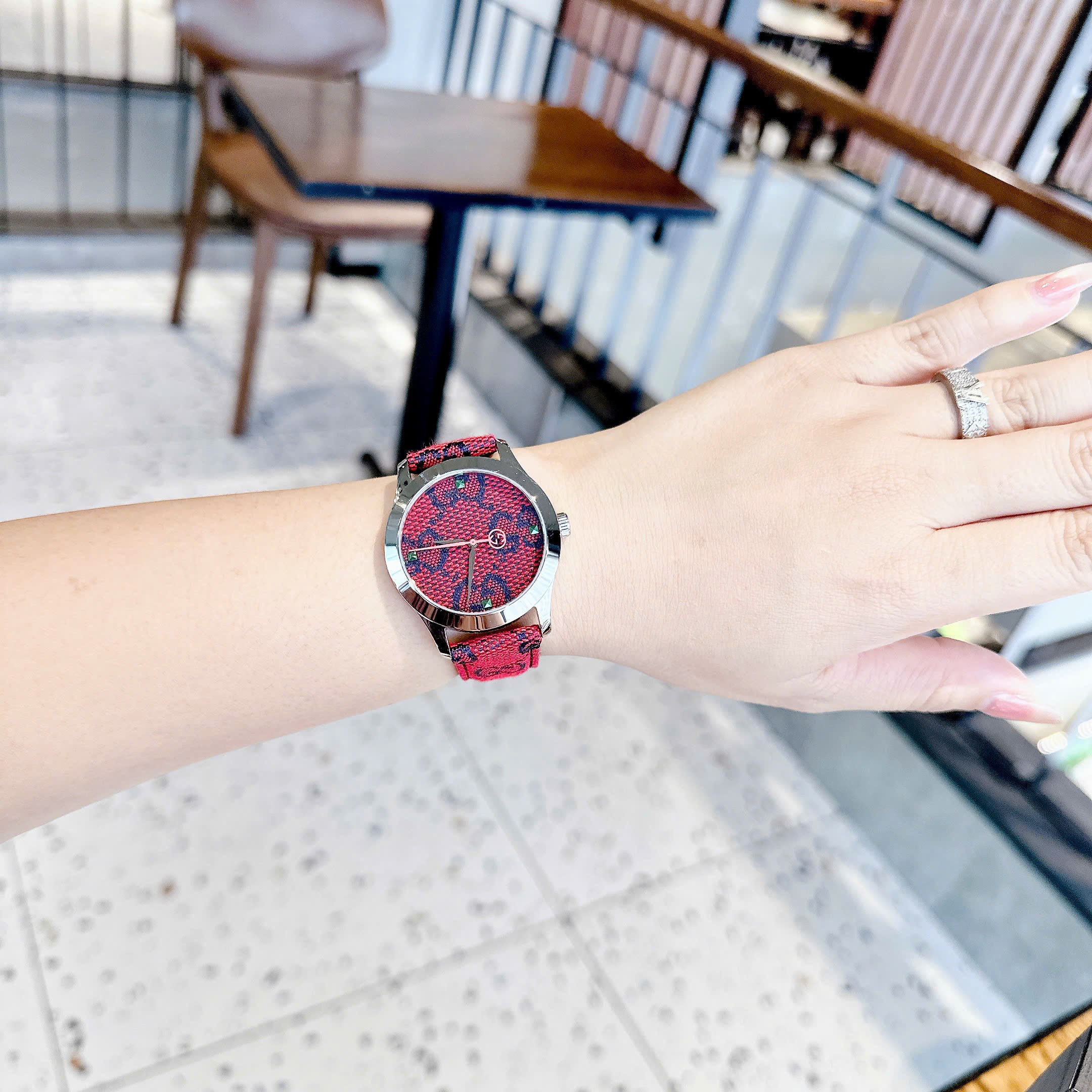 Đồng Hồ Gucci Multicolor G-Timeless |Nữ Giới |Mặt Tròn |Dây Vải Bọc Da Đỏ |Máy Pin (Quartz) |Size 38mm |donghogiatot.vn