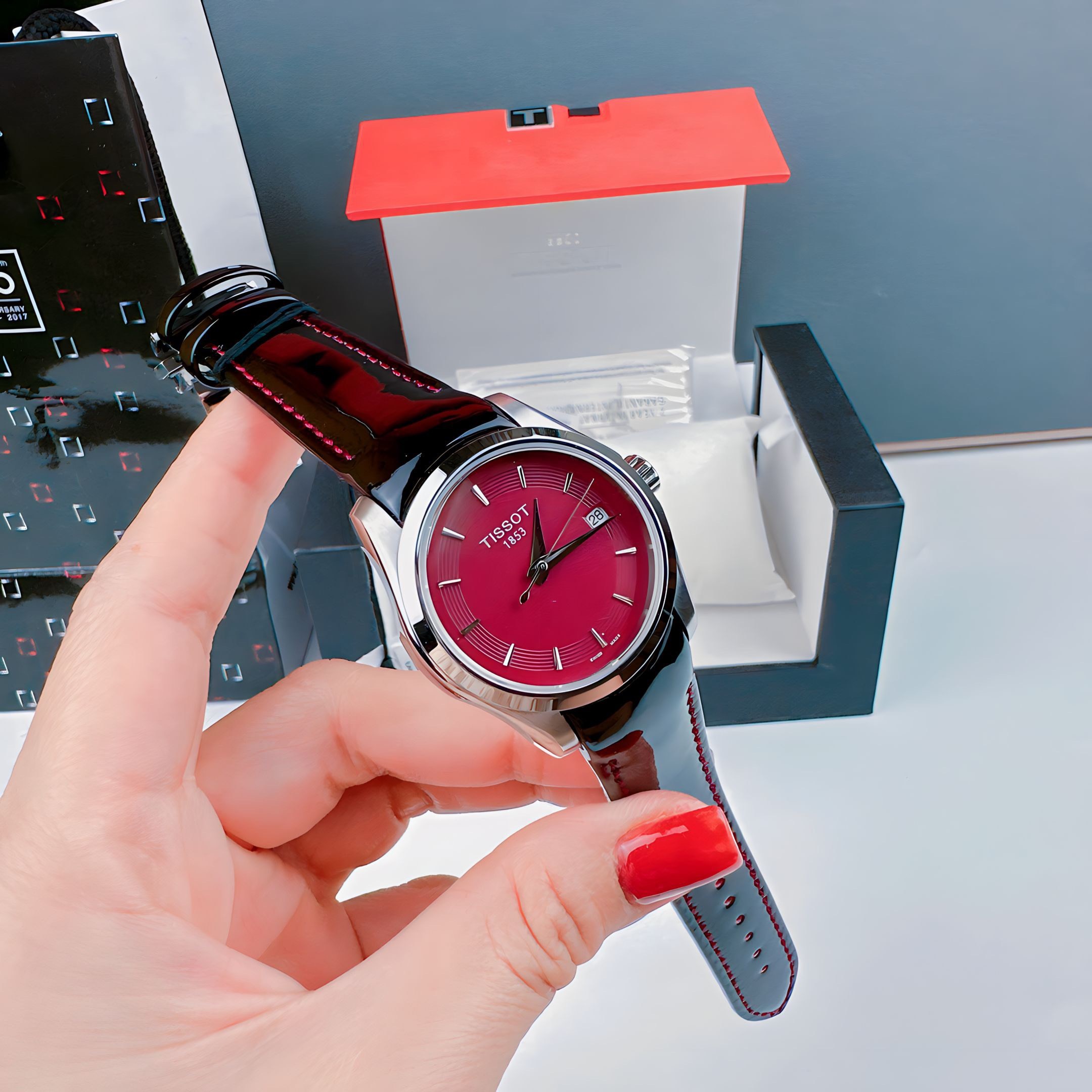 Tissot Couturier |Nữ Giới |Mặt Đỏ |Dây Da Đỏ Mận |Máy Pin (Máy Quartz) |Size Vừa Tay 32mm |Donghogiatot.vn