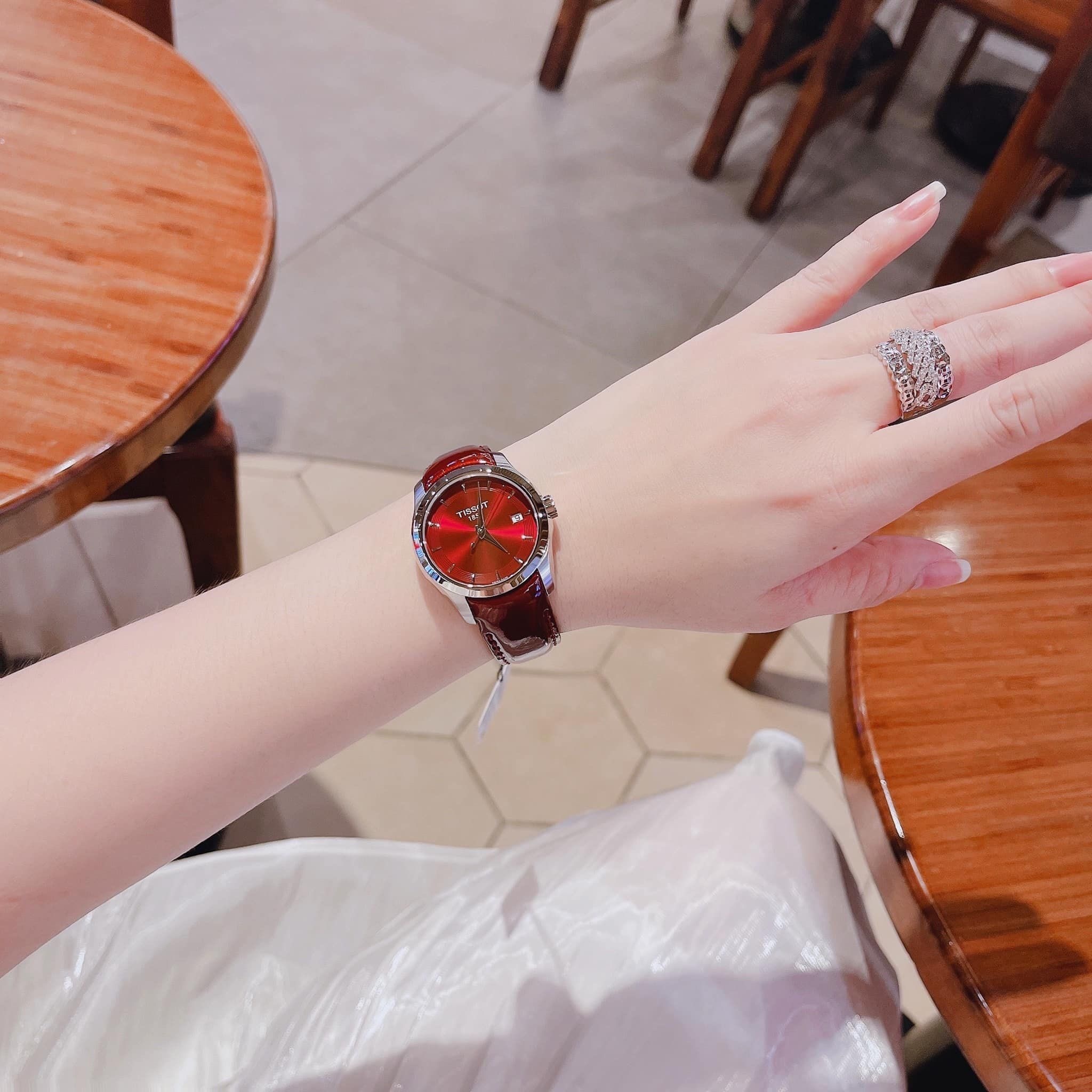 Tissot Couturier |Nữ Giới |Mặt Đỏ |Dây Da Đỏ Mận |Máy Pin (Máy Quartz) |Size Vừa Tay 32mm |Donghogiatot.vn