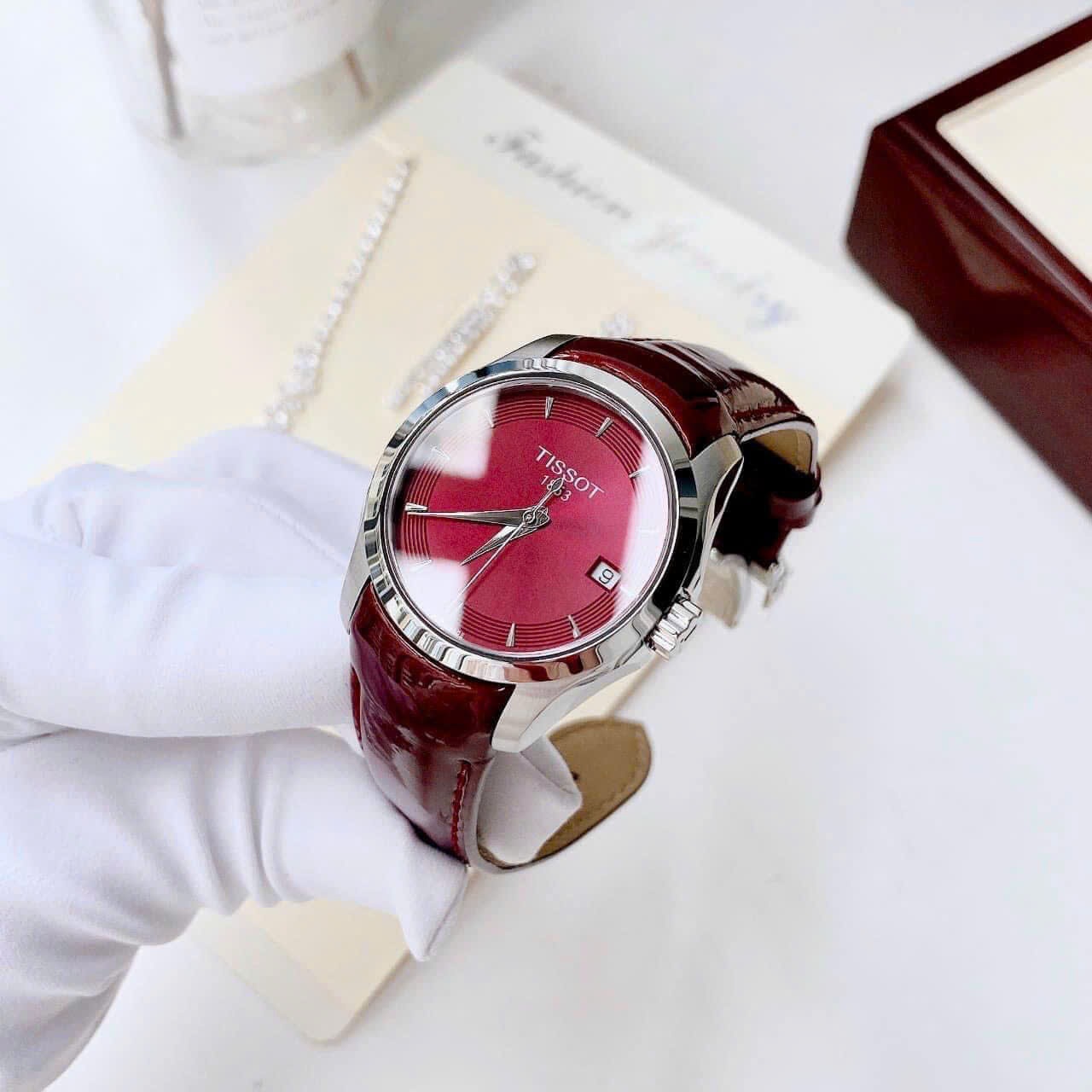 Tissot Couturier |Nữ Giới |Mặt Đỏ |Dây Da Đỏ Mận |Máy Pin (Máy Quartz) |Size Vừa Tay 32mm |Donghogiatot.vn