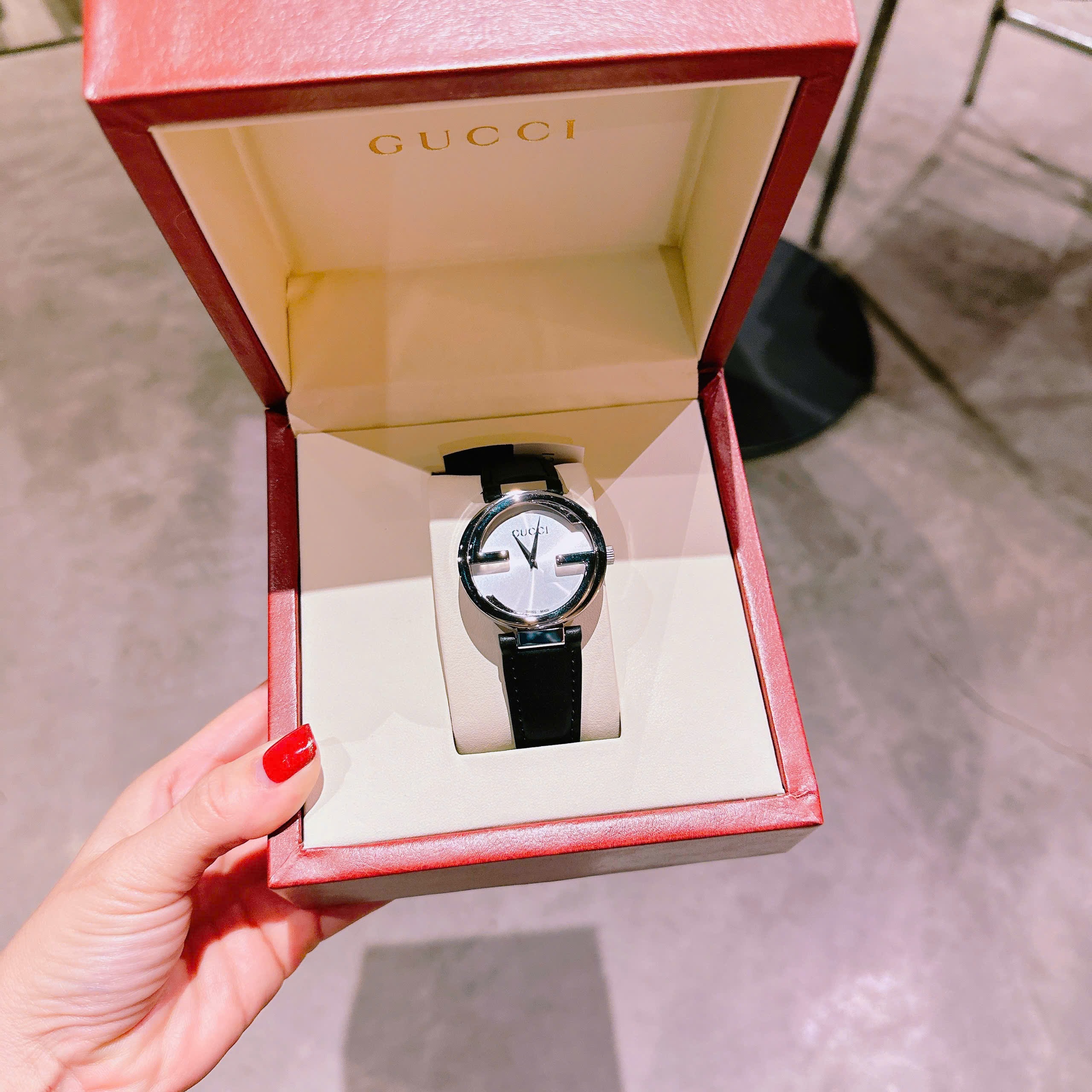 Đồng Hồ Gucci Interlocking |Cặp Đôi |Mặt Tròn Trắng |Dây Da Màu Đen |Size 36x29mm |donghogiatot.vn