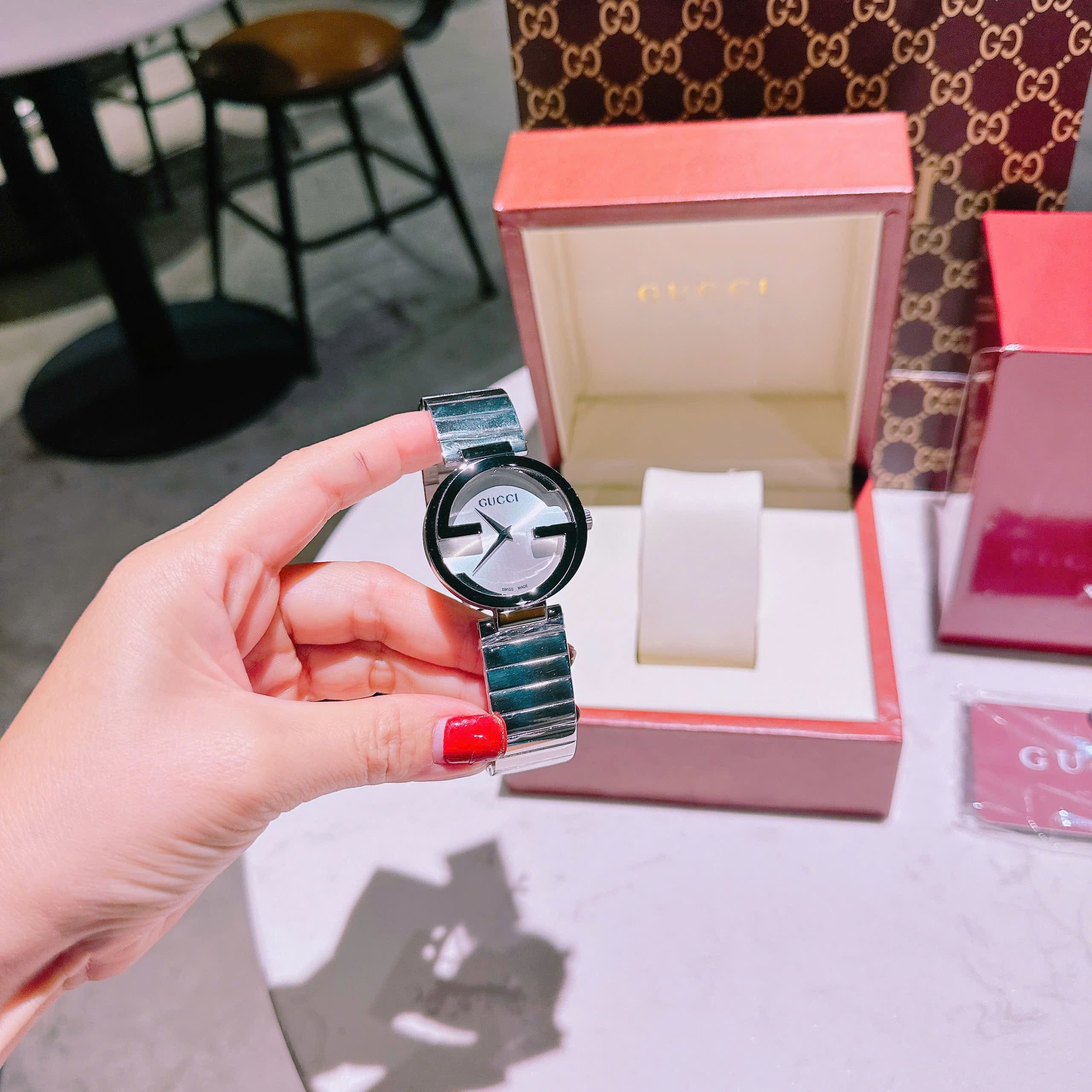 Đồng Hồ Gucci Interlocking |Cặp Đôi |Mặt Tròn Trắng |Dây Kim Loại Silver |Size 36x29mm |donghogiatot.vn