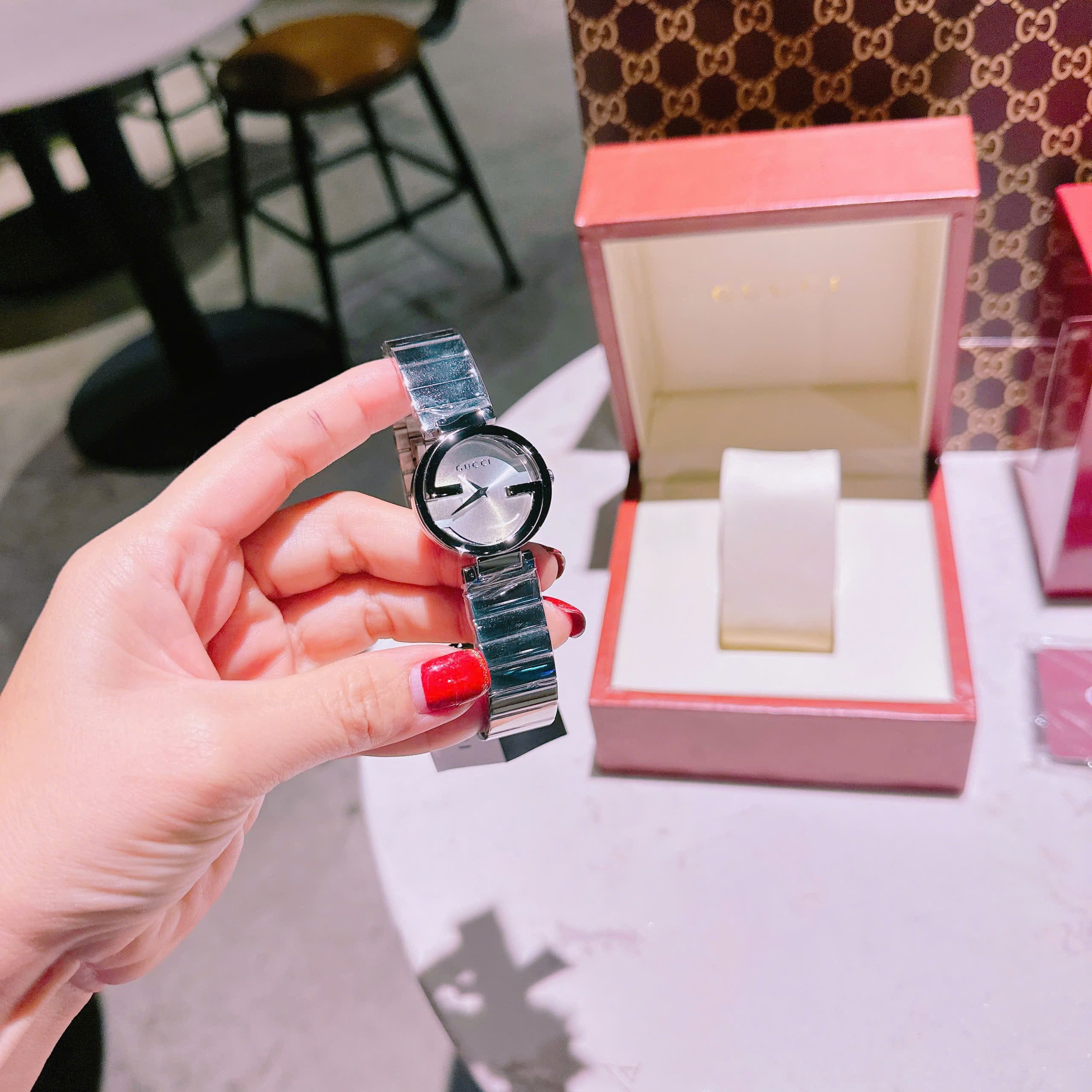 Đồng Hồ Gucci Interlocking |Cặp Đôi |Mặt Tròn Trắng |Dây Kim Loại Silver |Size 36x29mm |donghogiatot.vn