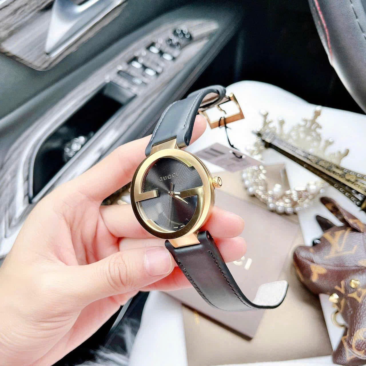 Đồng Hồ Gucci Interlocking |Cặp Đôi |Mặt Tròn |Vàng Gold |Dây Da Màu Đen |Size 36x29mm |donghogiatot.vn