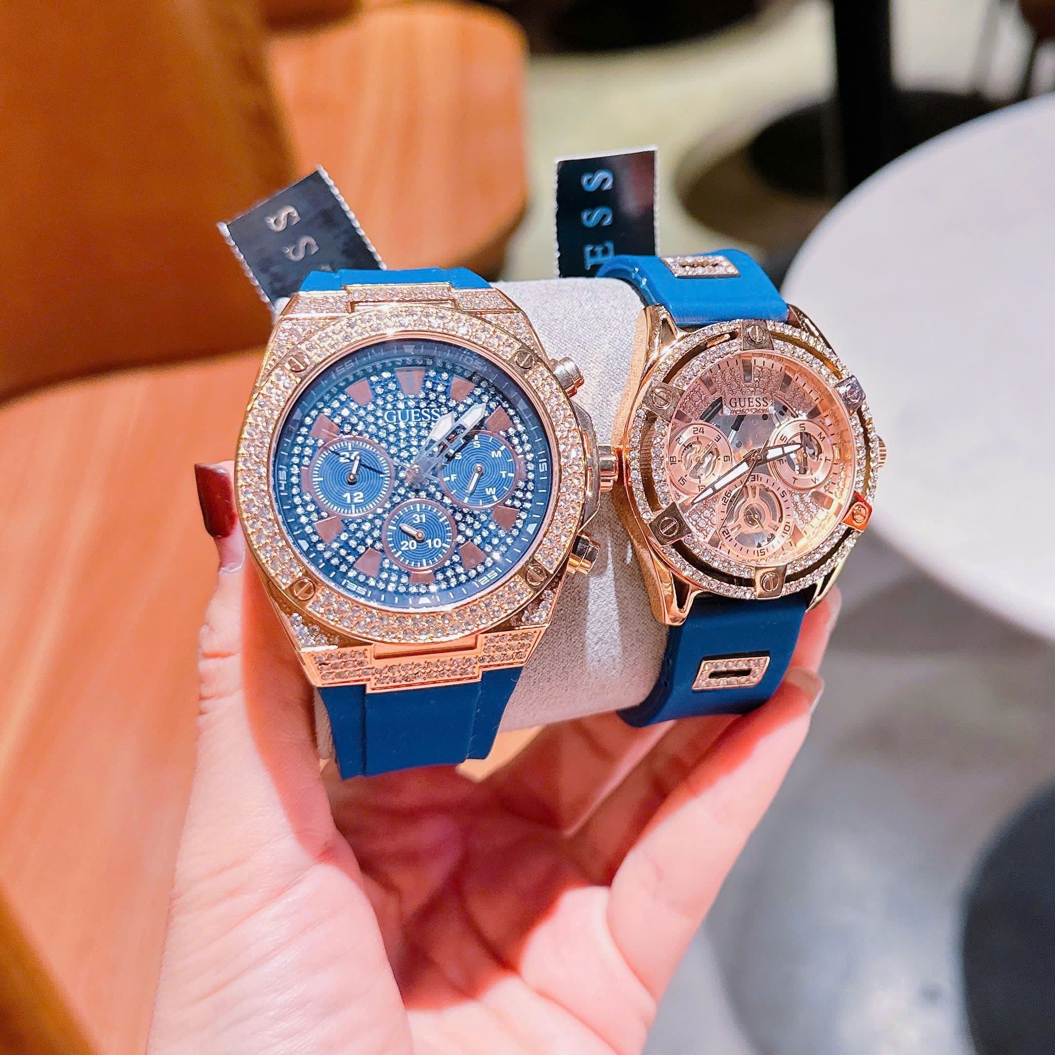 Đồng Hồ Guess 6 Kim |Cặp Đôi |Đính Đá |Rose Gold |Dây Cao Su Xanh Dương |Size 45x38mm |donghogiatot.vn