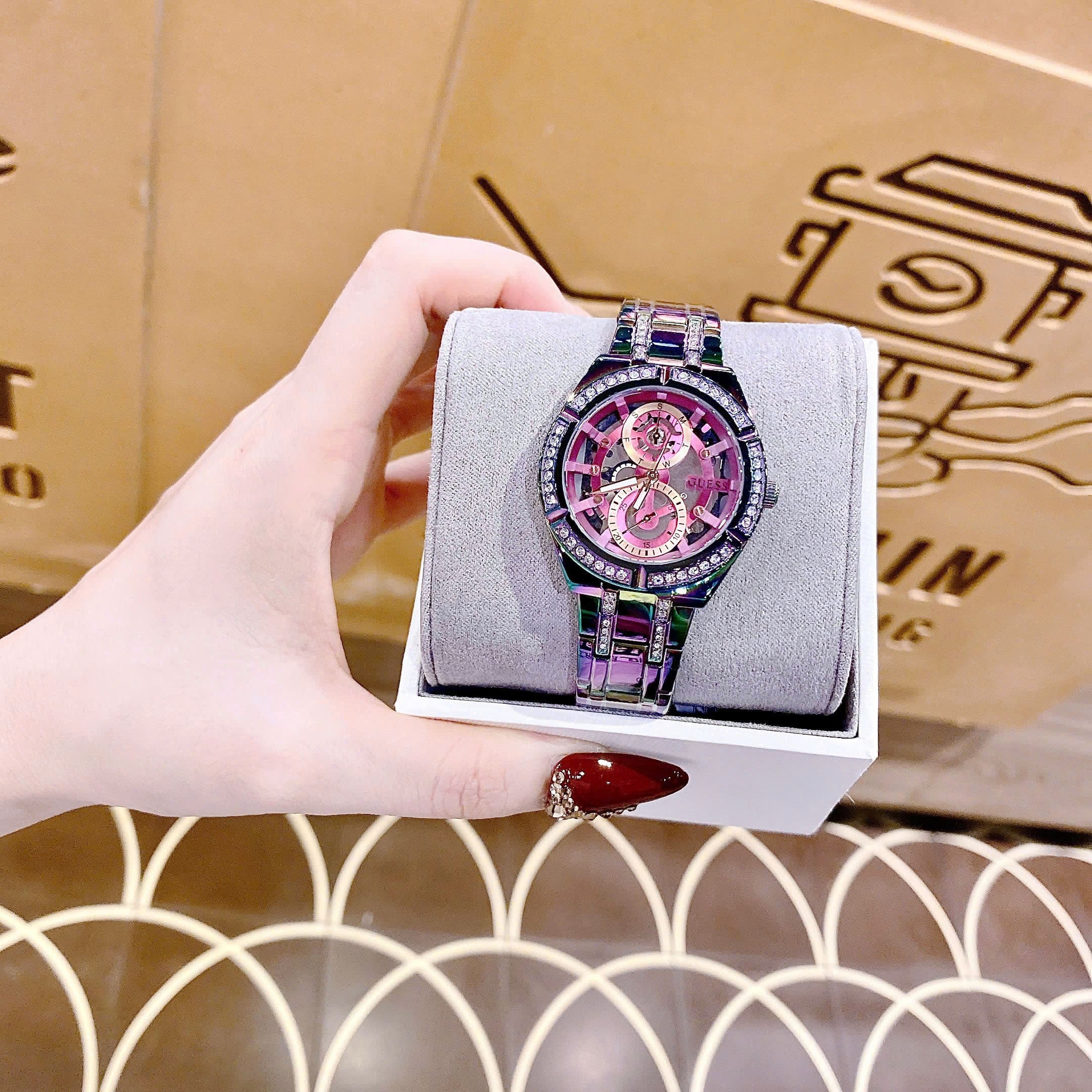 Đồng Hồ Guess Allara Iridescent |Nữ Giới |Lộ Máy |Dây Kim Loại Màu Tím |Máy Pin (Quartz) |Size 36mm |donghogiatot.vn