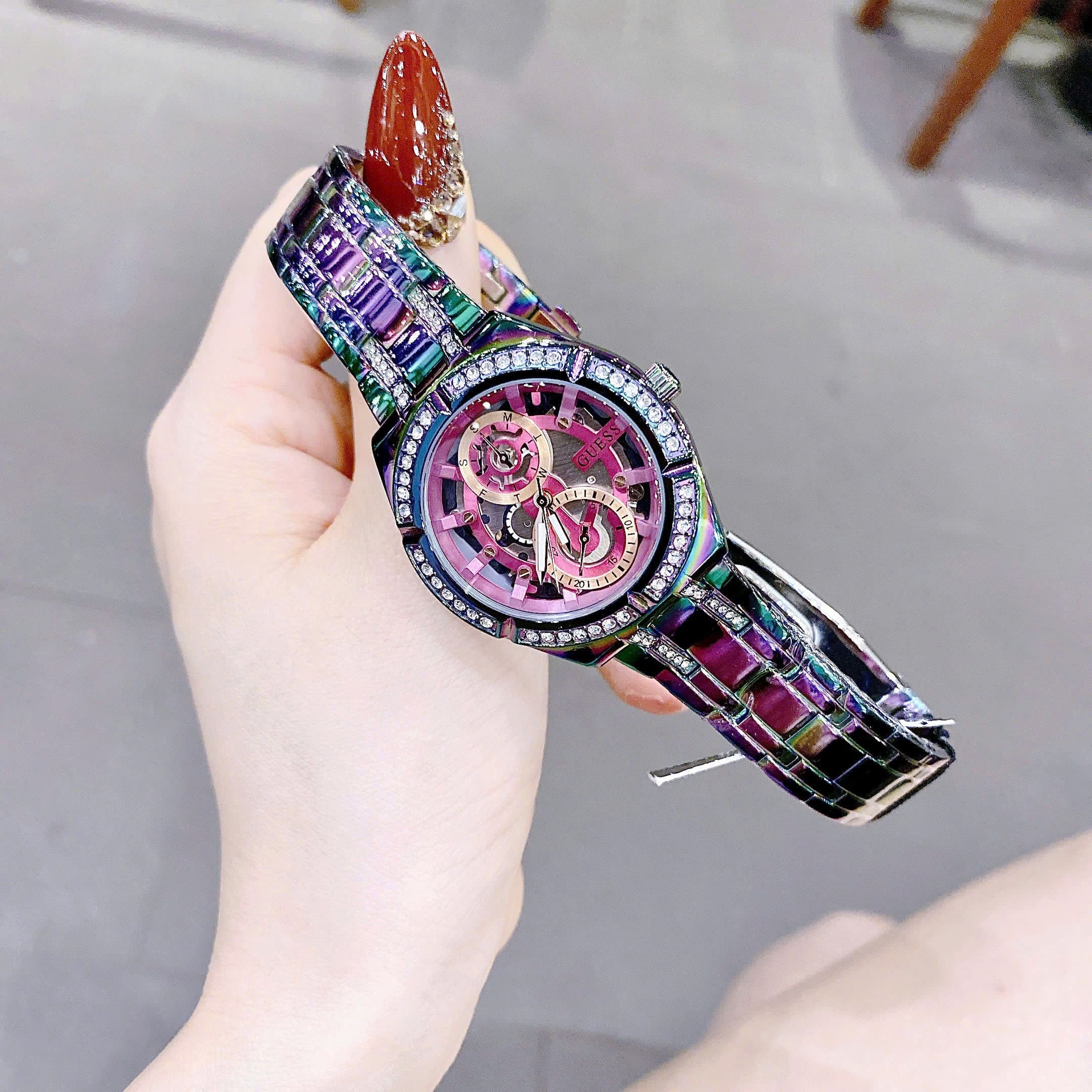 Đồng Hồ Guess Allara Iridescent |Nữ Giới |Lộ Máy |Dây Kim Loại Màu Tím |Máy Pin (Quartz) |Size 36mm |donghogiatot.vn