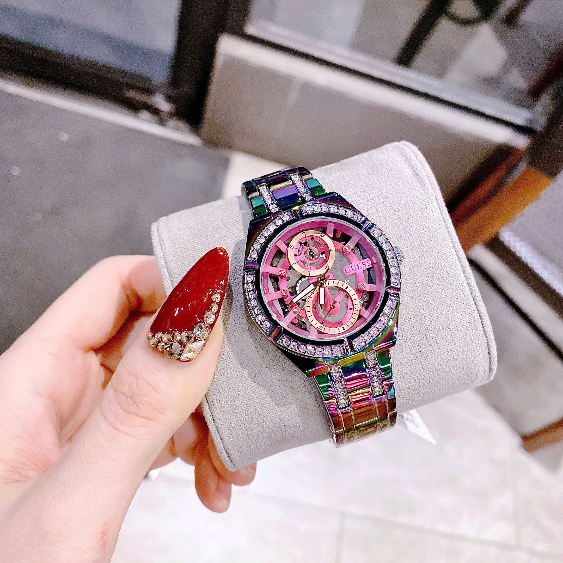 Đồng Hồ Guess Allara Iridescent |Nữ Giới |Lộ Máy |Dây Kim Loại Màu Tím |Máy Pin (Quartz) |Size 36mm |donghogiatot.vn