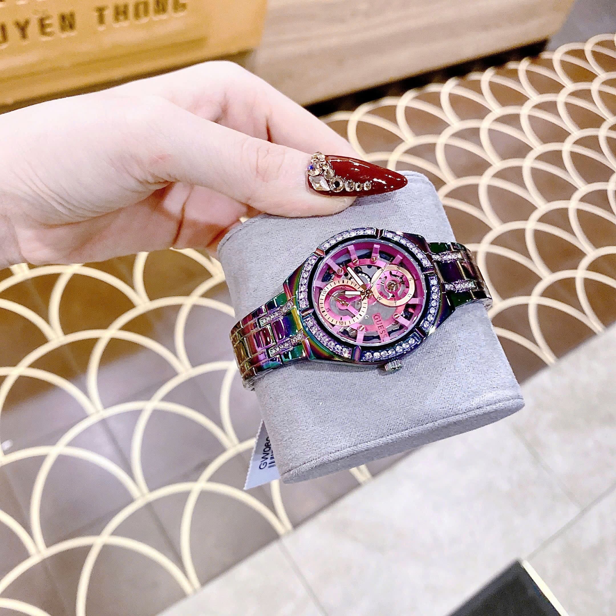 Đồng Hồ Guess Allara Iridescent |Nữ Giới |Lộ Máy |Dây Kim Loại Màu Tím |Máy Pin (Quartz) |Size 36mm |donghogiatot.vn