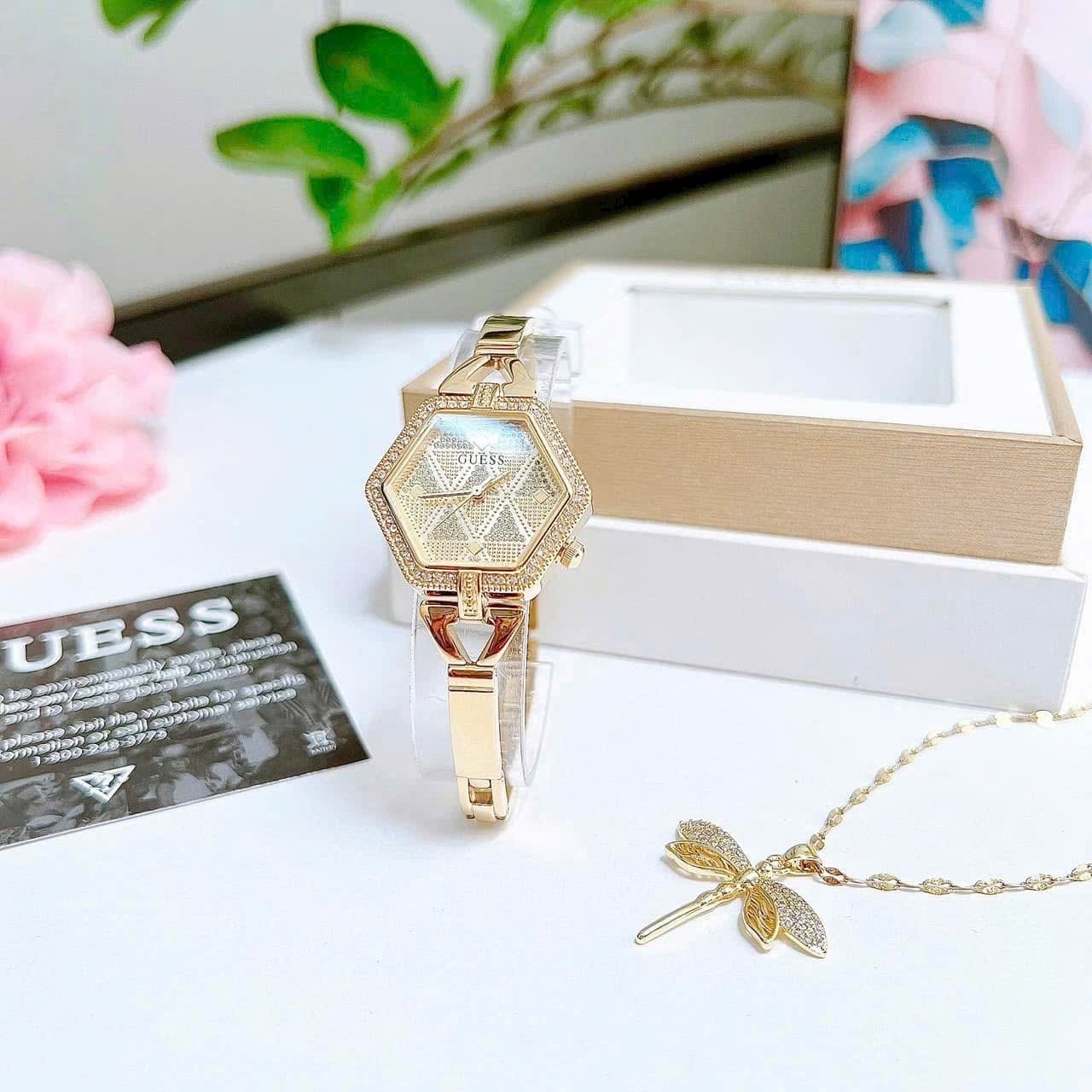 Đồng Hồ Guess Audrey |Nữ Giới |Mặt Lục Giác |Đính Đá |Kiềng Tay Vàng Gold |Máy Pin (Quartz) |Size 28mm |donghogiatot.vn