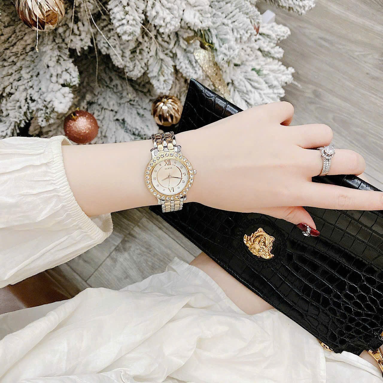 Đồng Hồ Guess Blush |Nữ Giới |Đính Đá |Dây Kim Loại Demi Vàng Gold |Máy Pin (Quartz) |Size 34mm |donghogiatot.vn