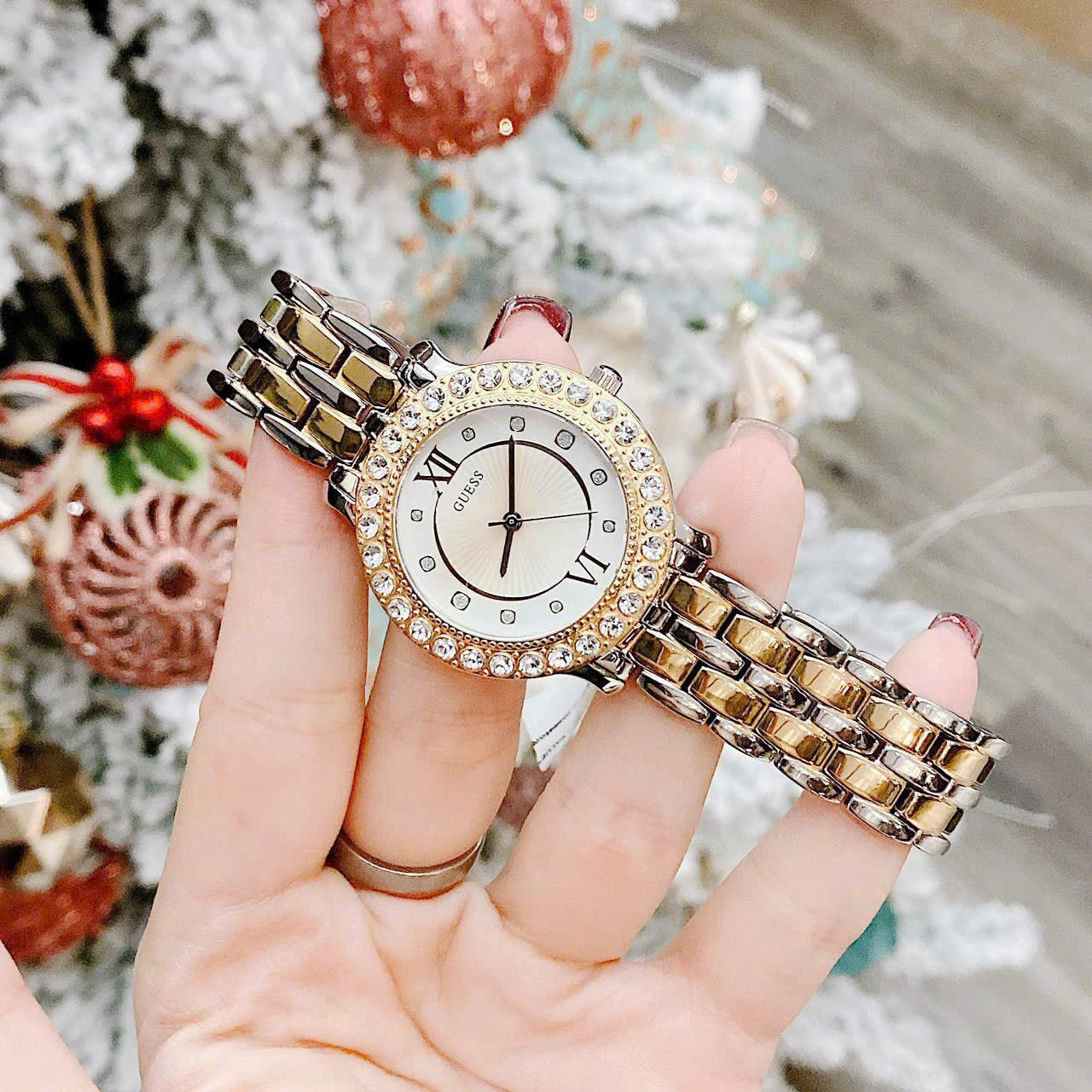 Đồng Hồ Guess Blush |Nữ Giới |Đính Đá |Dây Kim Loại Demi Vàng Gold |Máy Pin (Quartz) |Size 34mm |donghogiatot.vn
