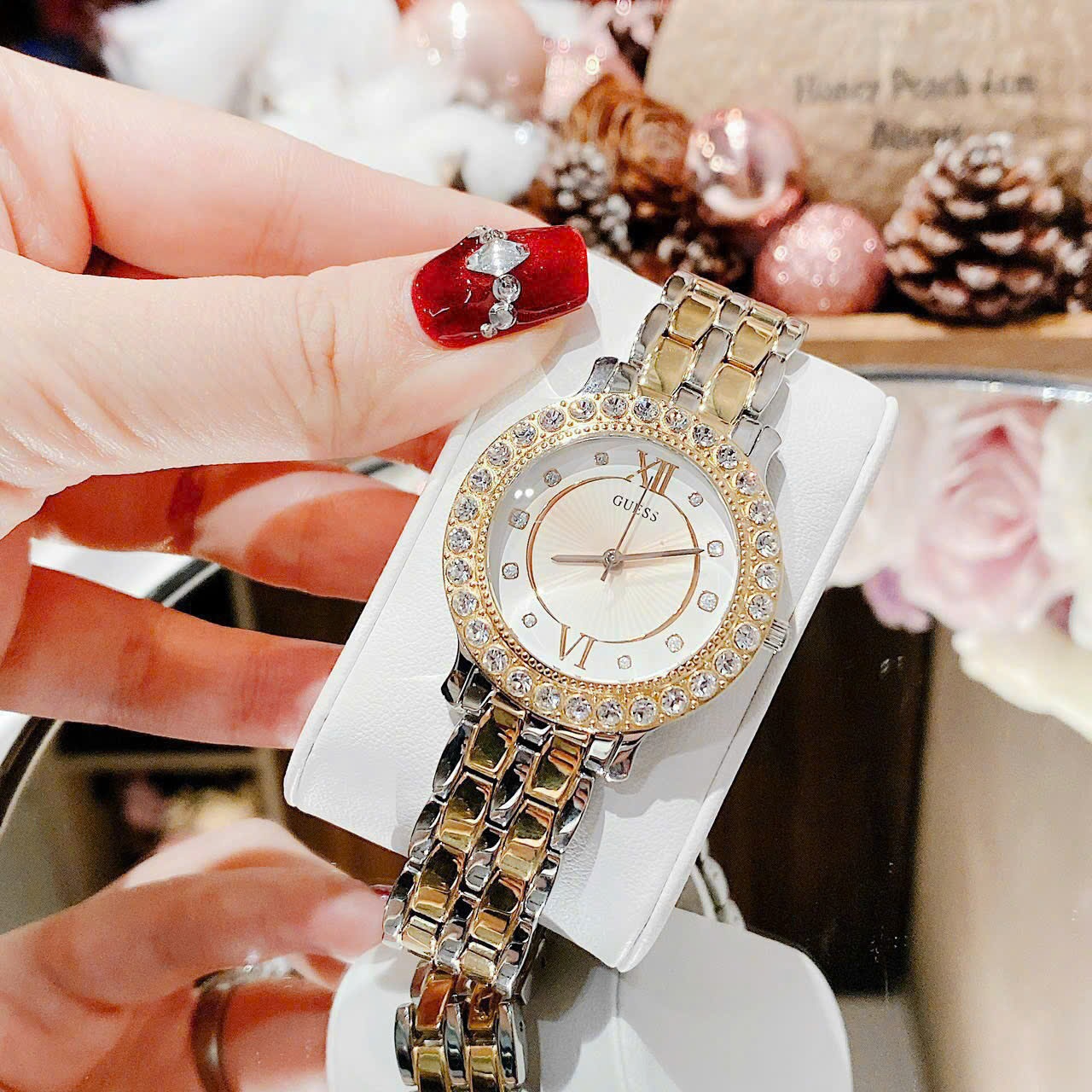 Đồng Hồ Guess Blush |Nữ Giới |Đính Đá |Dây Kim Loại Demi Vàng Gold |Máy Pin (Quartz) |Size 34mm |donghogiatot.vn