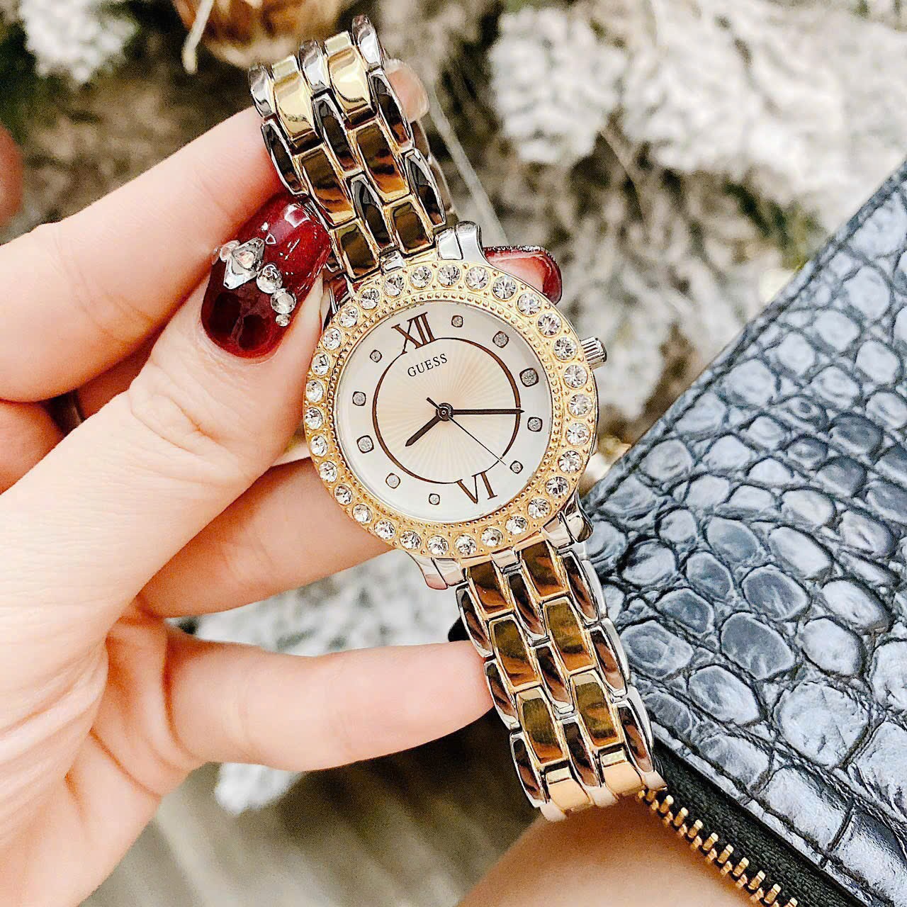 Đồng Hồ Guess Blush |Nữ Giới |Đính Đá |Dây Kim Loại Demi Vàng Gold |Máy Pin (Quartz) |Size 34mm |donghogiatot.vn