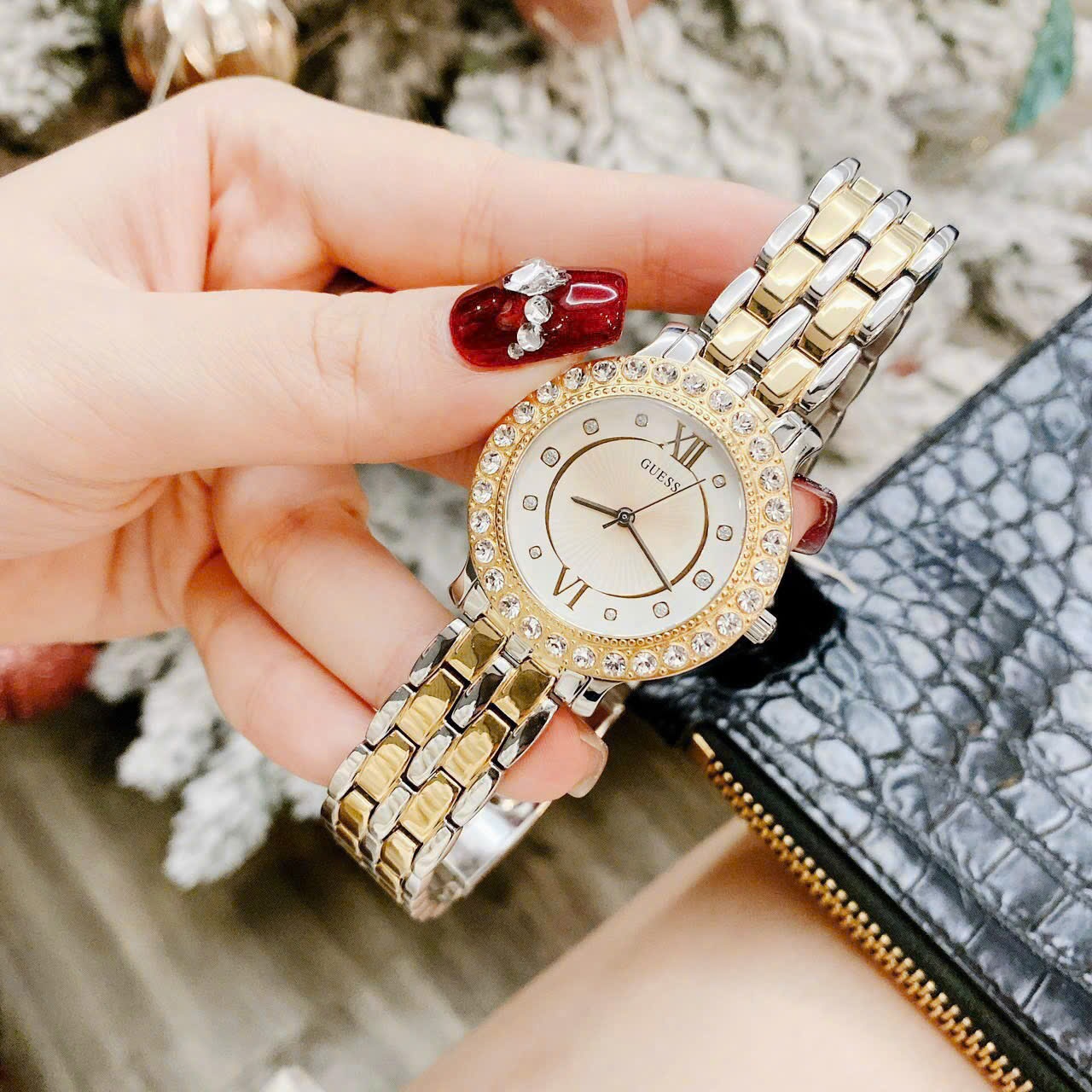 Đồng Hồ Guess Blush |Nữ Giới |Đính Đá |Dây Kim Loại Demi Vàng Gold |Máy Pin (Quartz) |Size 34mm |donghogiatot.vn