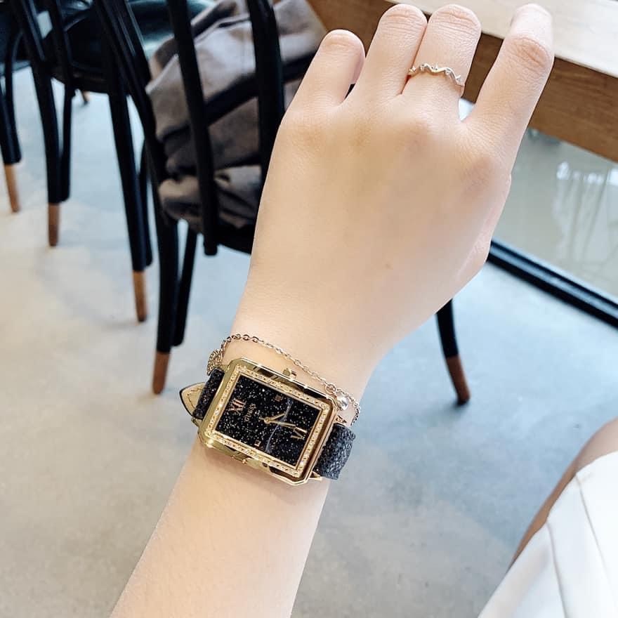 Đồng Hồ Guess Chipu |Nữ Giới |Mặt Chữ Nhật |Vàng Gold |Dây Da Đen |Máy Pin (Quartz) |Size 28x36mm |donghogiatot.vn