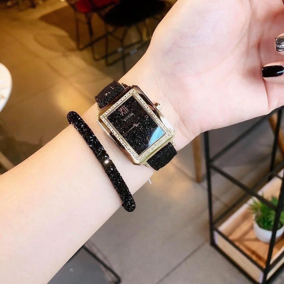 Đồng Hồ Guess Chipu |Nữ Giới |Mặt Chữ Nhật |Vàng Gold |Dây Da Đen |Máy Pin (Quartz) |Size 28x36mm |donghogiatot.vn