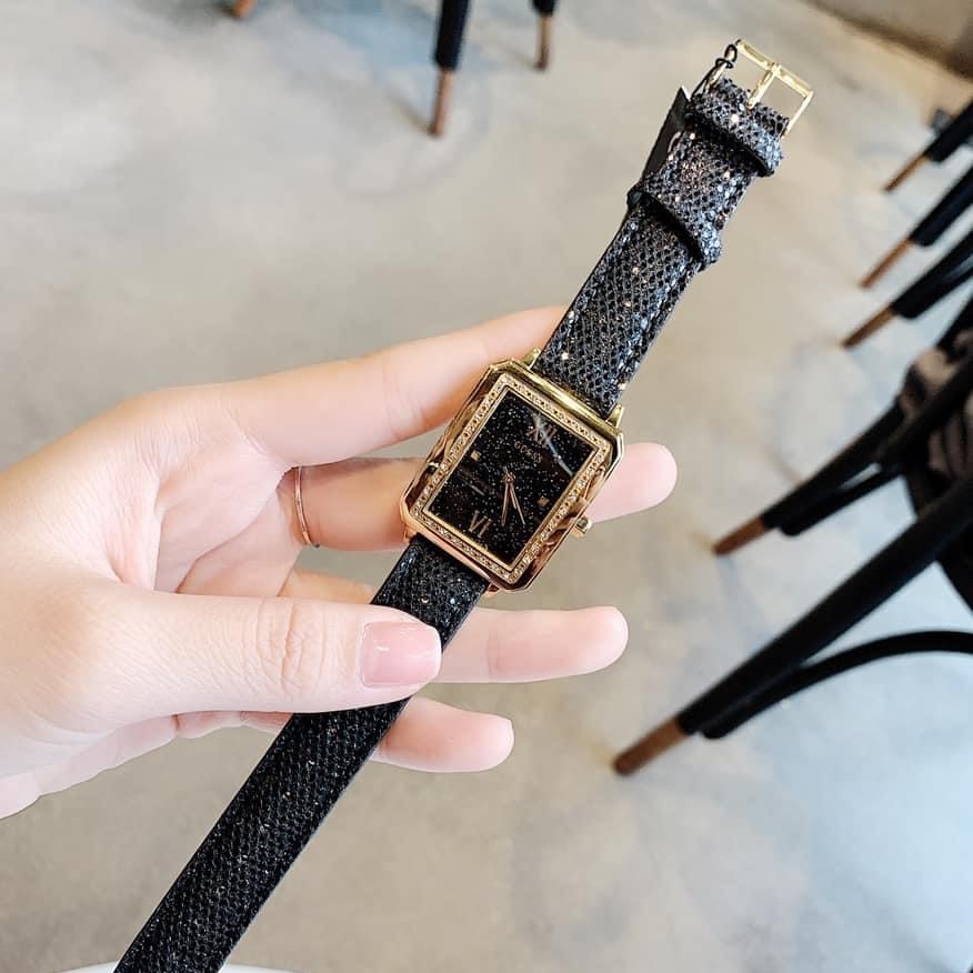 Đồng Hồ Guess Chipu |Nữ Giới |Mặt Chữ Nhật |Vàng Gold |Dây Da Đen |Máy Pin (Quartz) |Size 28x36mm |donghogiatot.vn