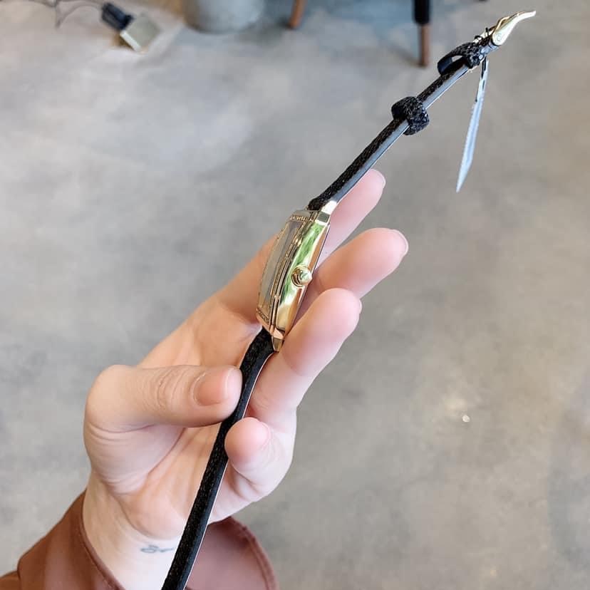 Đồng Hồ Guess Chipu |Nữ Giới |Mặt Chữ Nhật |Vàng Gold |Dây Da Đen |Máy Pin (Quartz) |Size 28x36mm |donghogiatot.vn