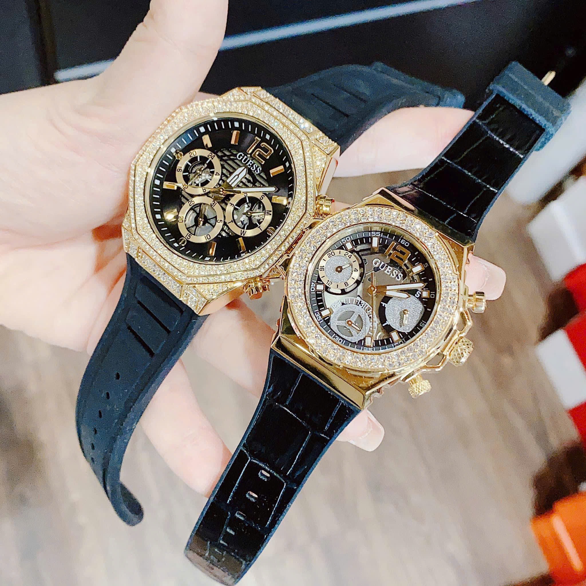 Đồng Hồ Guess Chronograph |Cặp Đôi |Đính Đá Vàng Gold |Dây Cao Su Đen |Size 44x36mm |donghogiatot.vn