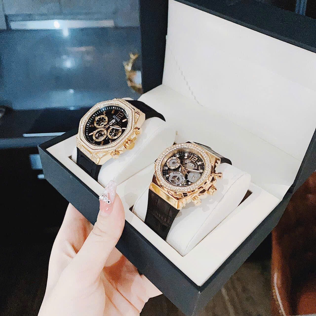 Đồng Hồ Guess Chronograph |Cặp Đôi |Đính Đá Vàng Gold |Dây Cao Su Đen |Size 44x36mm |donghogiatot.vn