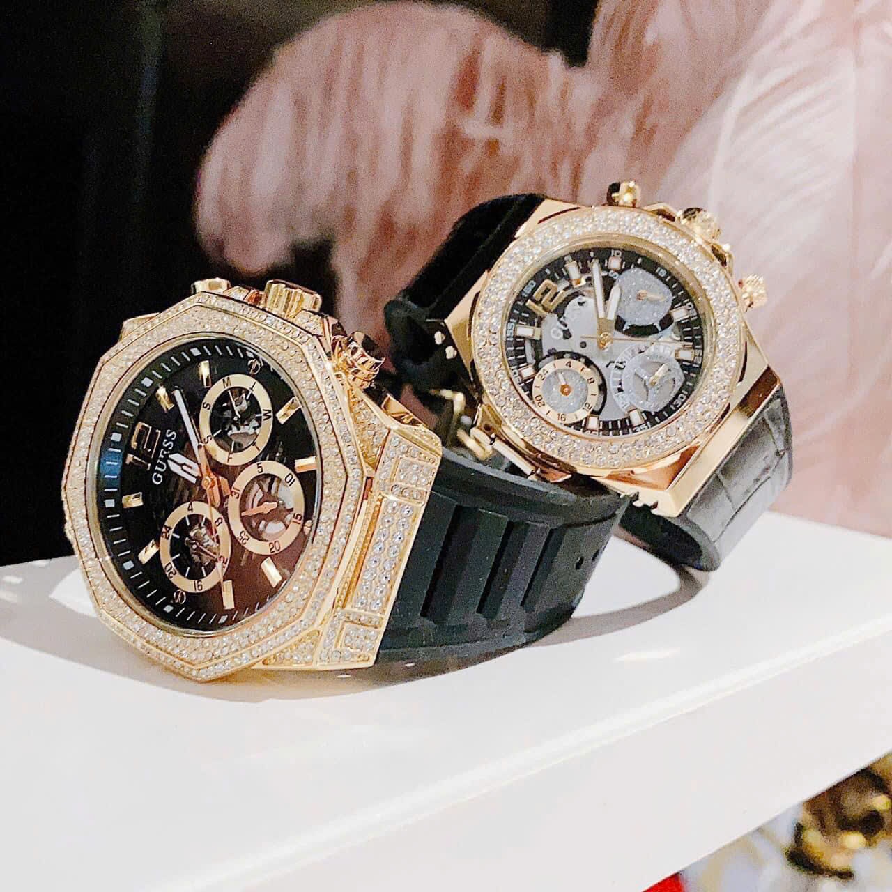 Đồng Hồ Guess Chronograph |Cặp Đôi |Đính Đá Vàng Gold |Dây Cao Su Đen |Size 44x36mm |donghogiatot.vn