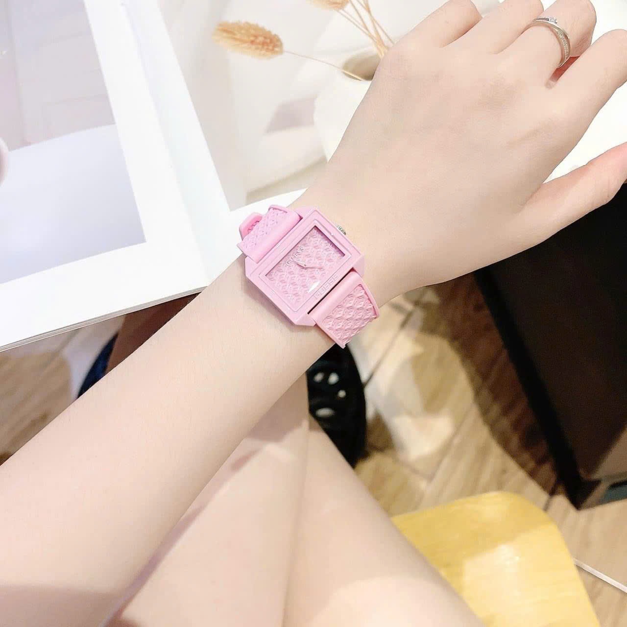 Đồng Hồ Guess Classic |Nữ Giới |Mặt Vuông |Dây Cao Su Màu Hồng |Máy Pin (Quartz) |Size 33mm |donghogiatot.vn