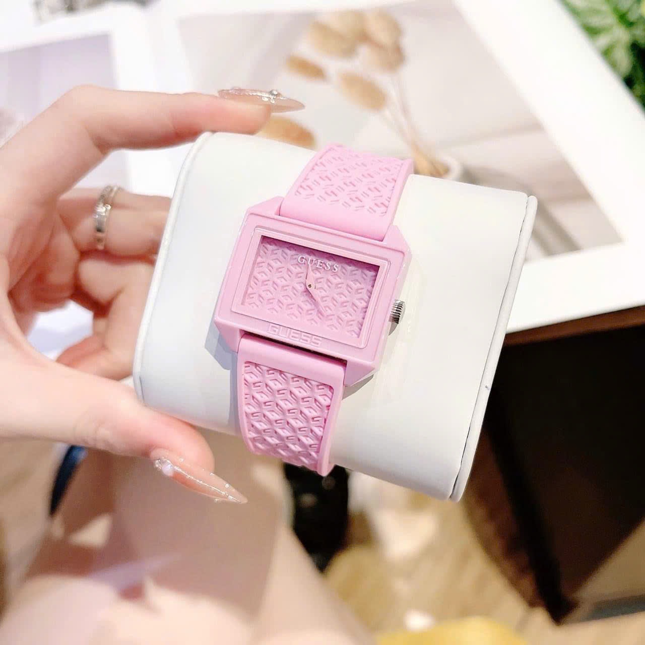 Đồng Hồ Guess Classic |Nữ Giới |Mặt Vuông |Dây Cao Su Màu Hồng |Máy Pin (Quartz) |Size 33mm |donghogiatot.vn