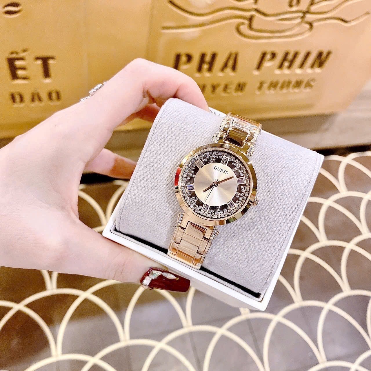 Đồng Hồ Guess Clear |Nữ Giới |Mặt Tròn |Đính Đá |Dây Kim Loại Vàng Gold |Máy Pin (Quartz) |Size 33mm |donghogiatot.vn