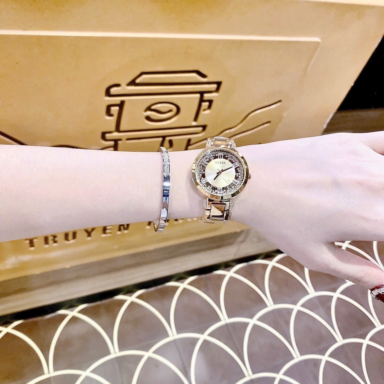 Đồng Hồ Guess Clear |Nữ Giới |Mặt Tròn |Đính Đá |Dây Kim Loại Vàng Gold |Máy Pin (Quartz) |Size 33mm |donghogiatot.vn