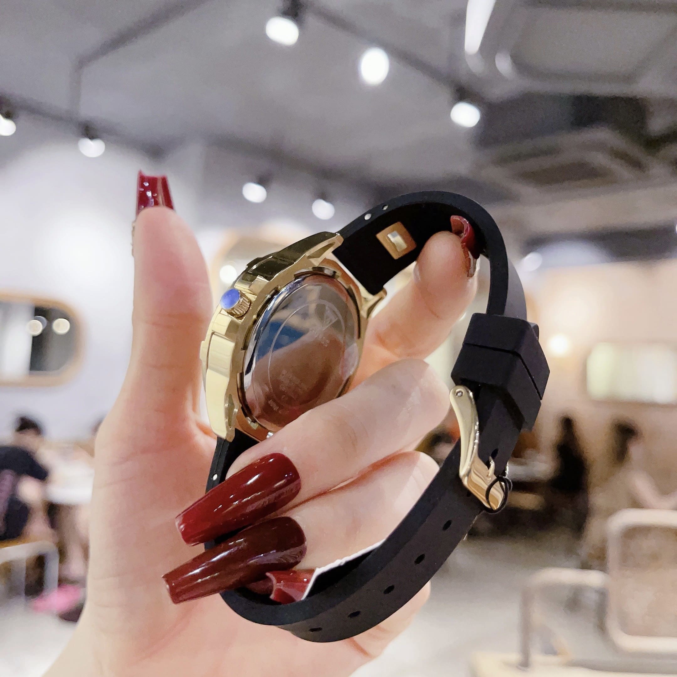 Đồng Hồ Guess Cut-Thru |Nữ Giới |Đính Đá Vàng Gold |Dây Sillicone Đen |Máy Pin (Quartz) |Size 38mm |donghogiatot.vn