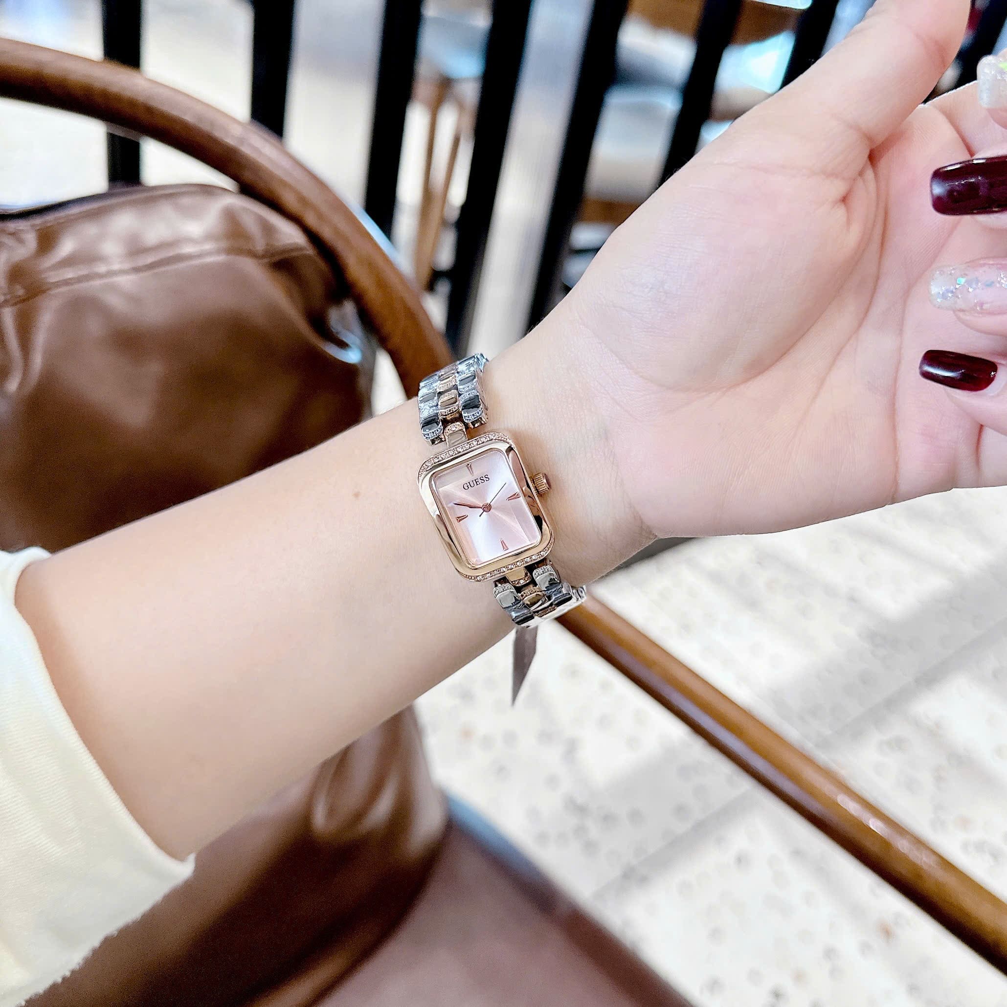 Đồng Hồ Guess Damenuhr |Nữ Giới |Mặt Chữ Nhật Hồng |Dây Kim Loại Demi Rose Gold |Máy Pin (Quartz) |Size 22mm |donghogiatot.vn
