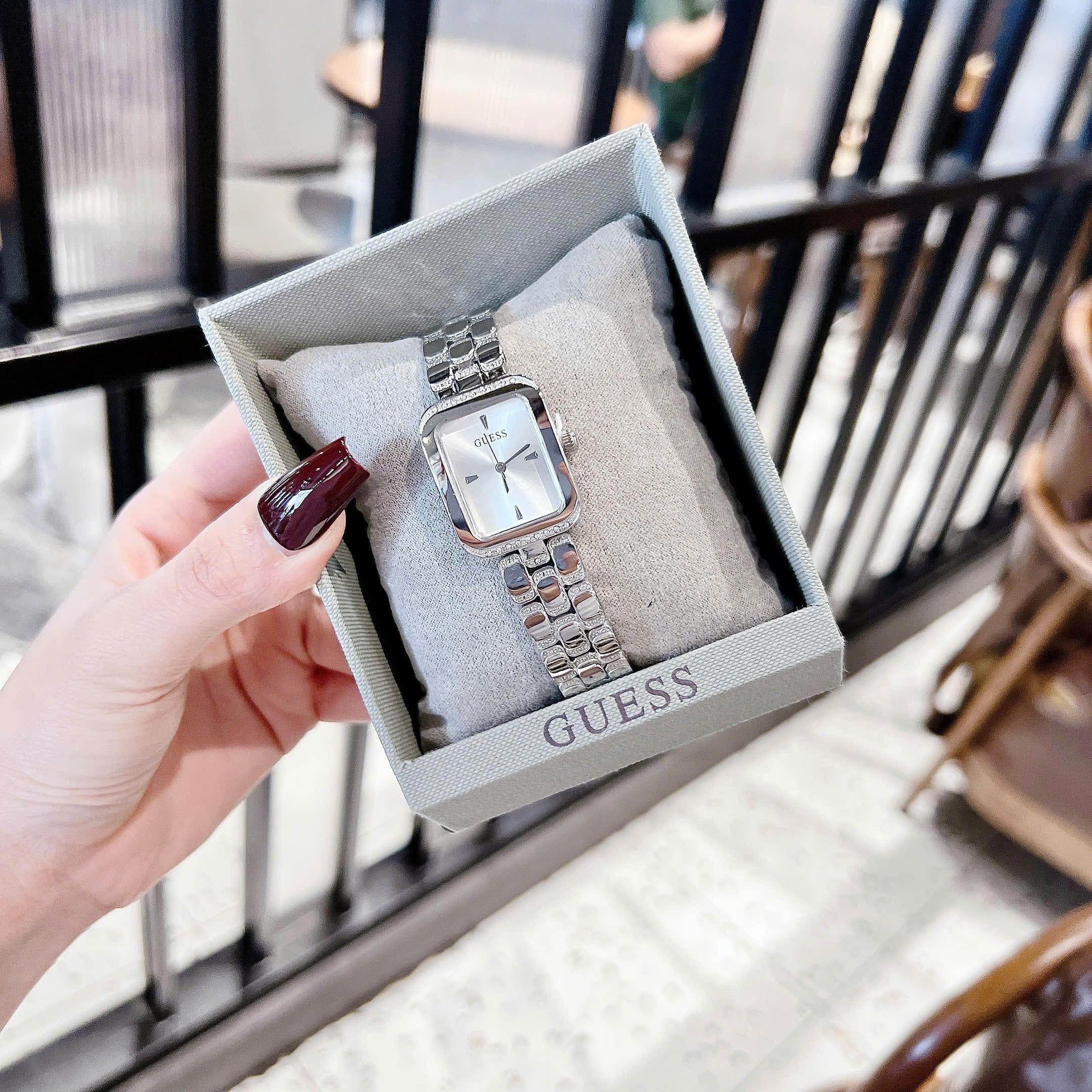 Đồng Hồ Guess Damenuhr |Nữ Giới |Mặt Chữ Nhật Trắng |Dây Kim Loại Silver |Máy Pin (Quartz) |Size 22mm |donghogiatot.vn