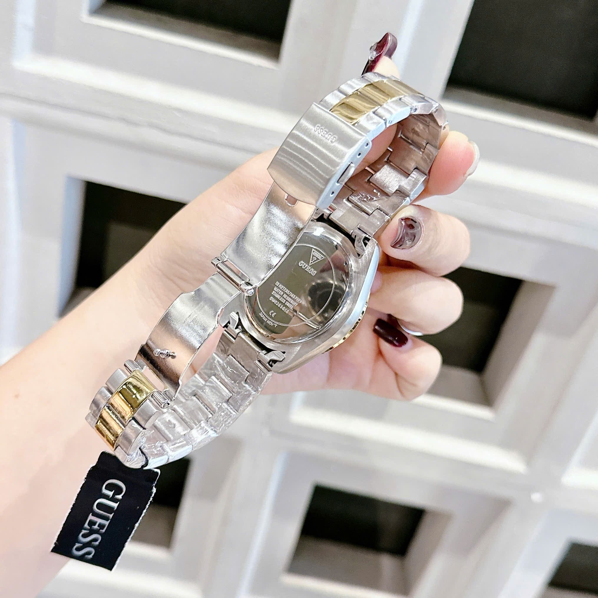 Đồng Hồ Guess Dáng Rolex |Nam Giới |Mặt Trắng |Dây Kim Loại Demi Vàng |Máy Pin (Quartz) |Size 42mm |donghogiatot.vn