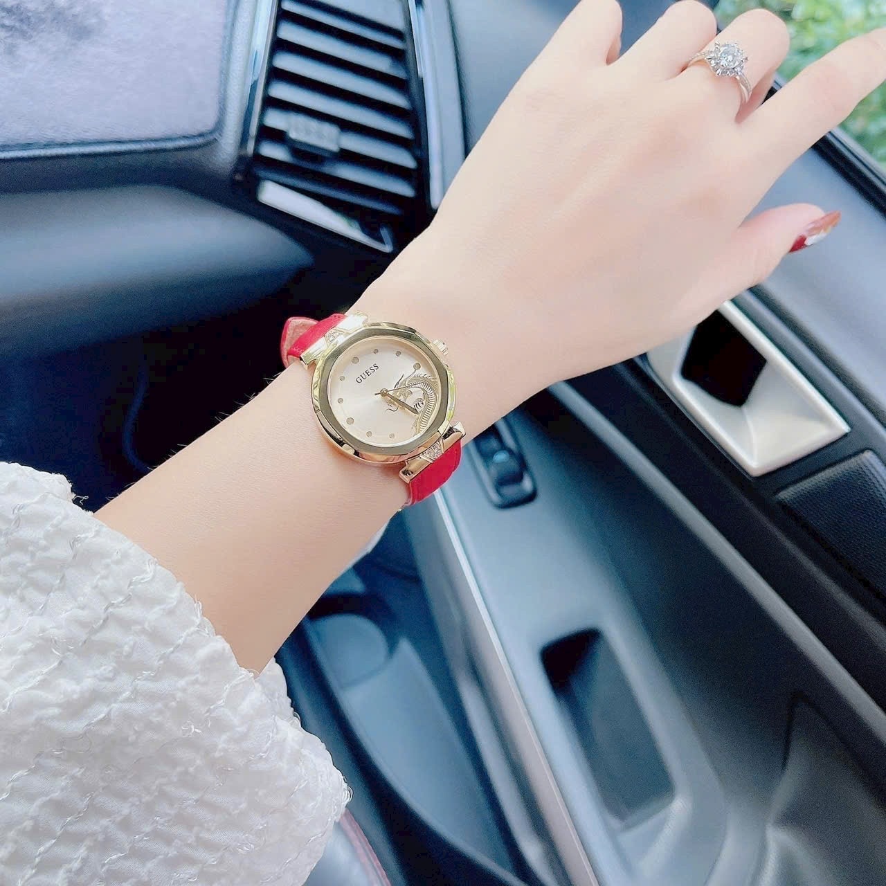 Đồng Hồ Guess Dragonesse |Nữ Giới |Vàng Gold |Dây Da Đỏ |Máy Pin (Quartz) |Size 34mm |donghogiatot.vn