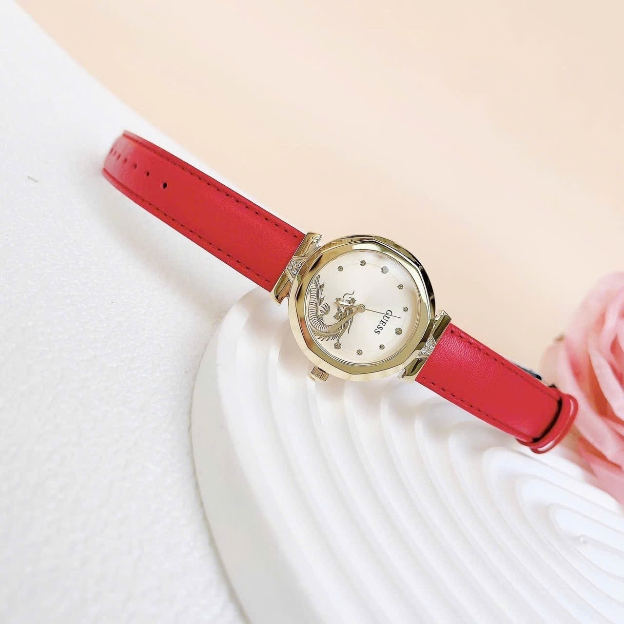 Đồng Hồ Guess Dragonesse |Nữ Giới |Vàng Gold |Dây Da Đỏ |Máy Pin (Quartz) |Size 34mm |donghogiatot.vn